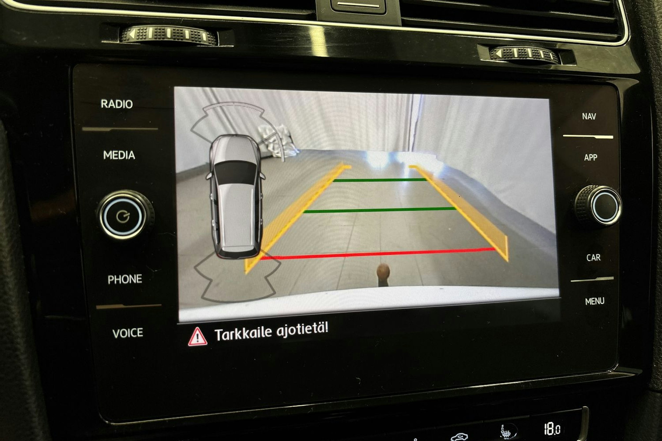 valkoinen Volkswagen Golf 2018 kuva 24.