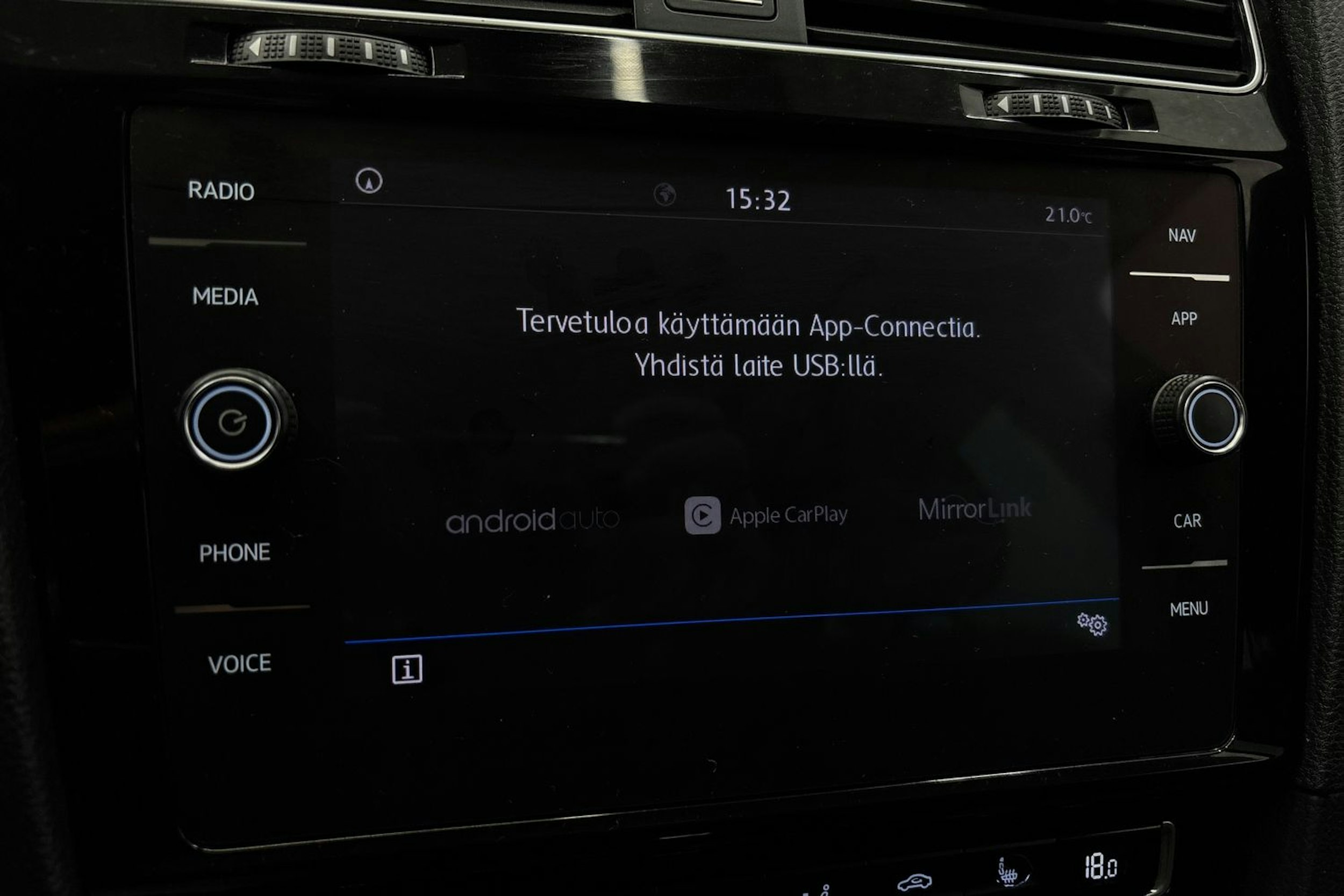 valkoinen Volkswagen Golf 2018 kuva 27.