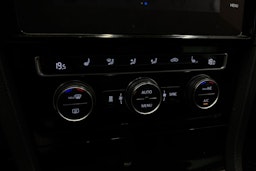 valkoinen Volkswagen Golf 2018 kuva 28.