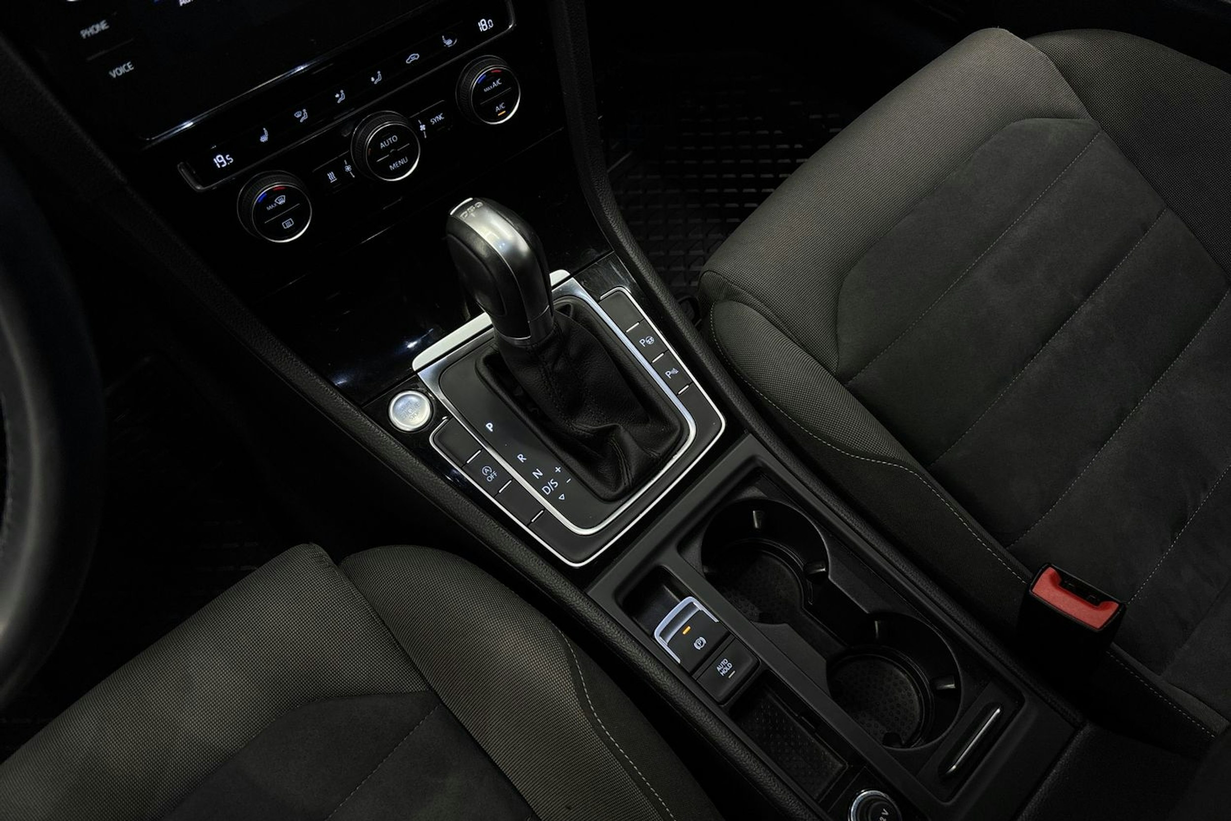 valkoinen Volkswagen Golf 2018 kuva 29.