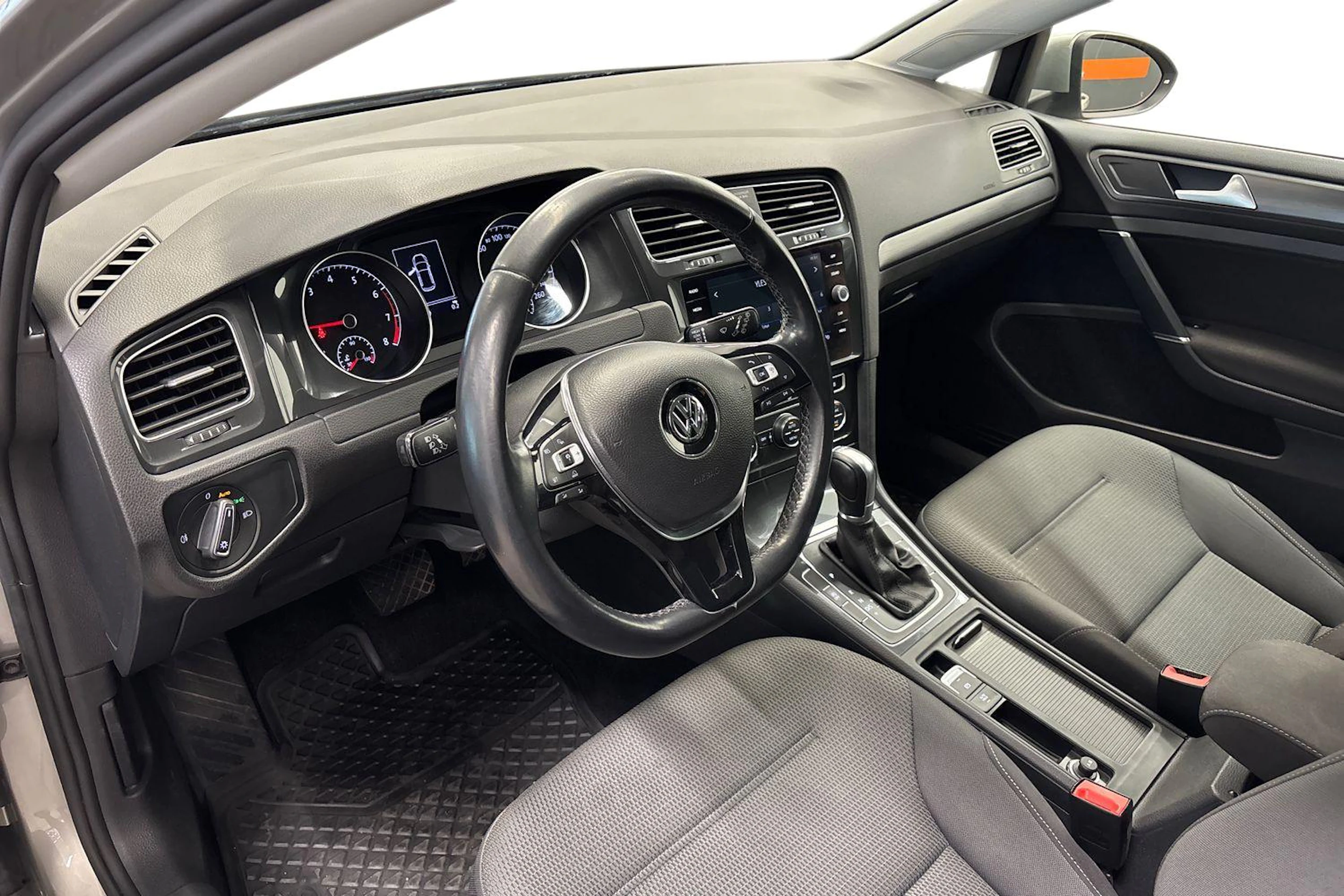 harmaa Volkswagen Golf 2018 kuva 6.