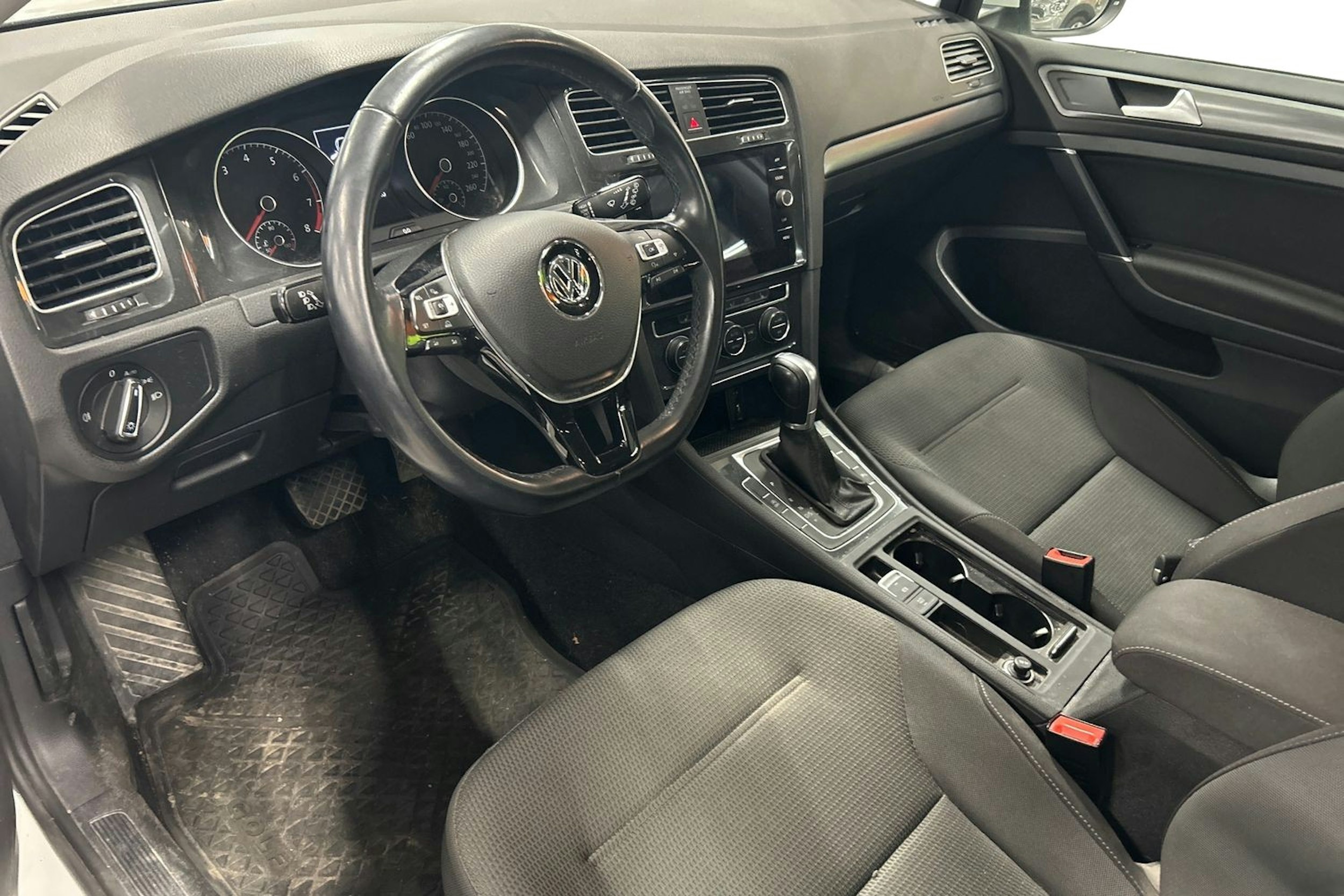 valkoinen Volkswagen Golf 2018 kuva 3.