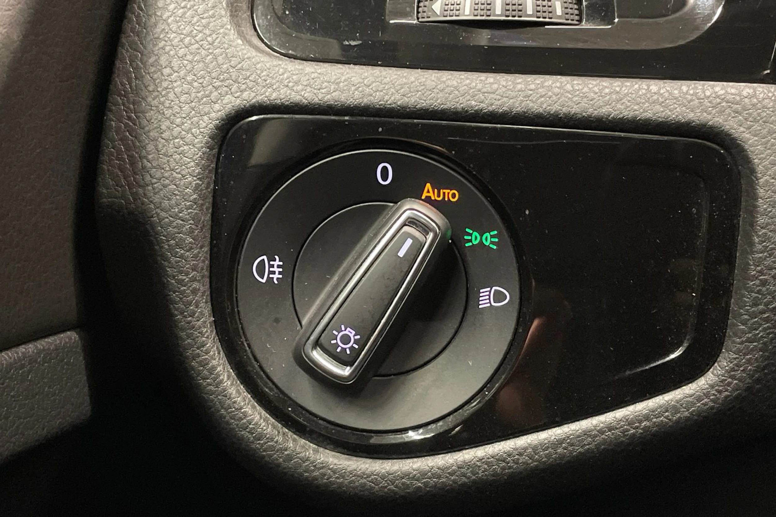 sininen Volkswagen Golf 2018 kuva 21.