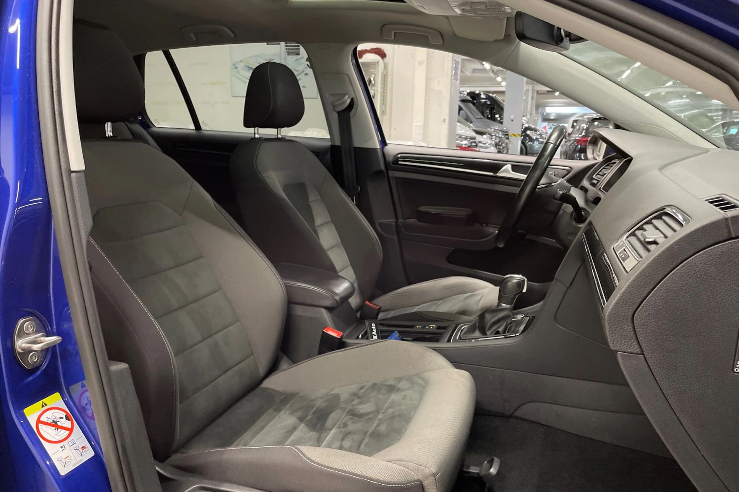 sininen Volkswagen Golf 2018 kuva 24.