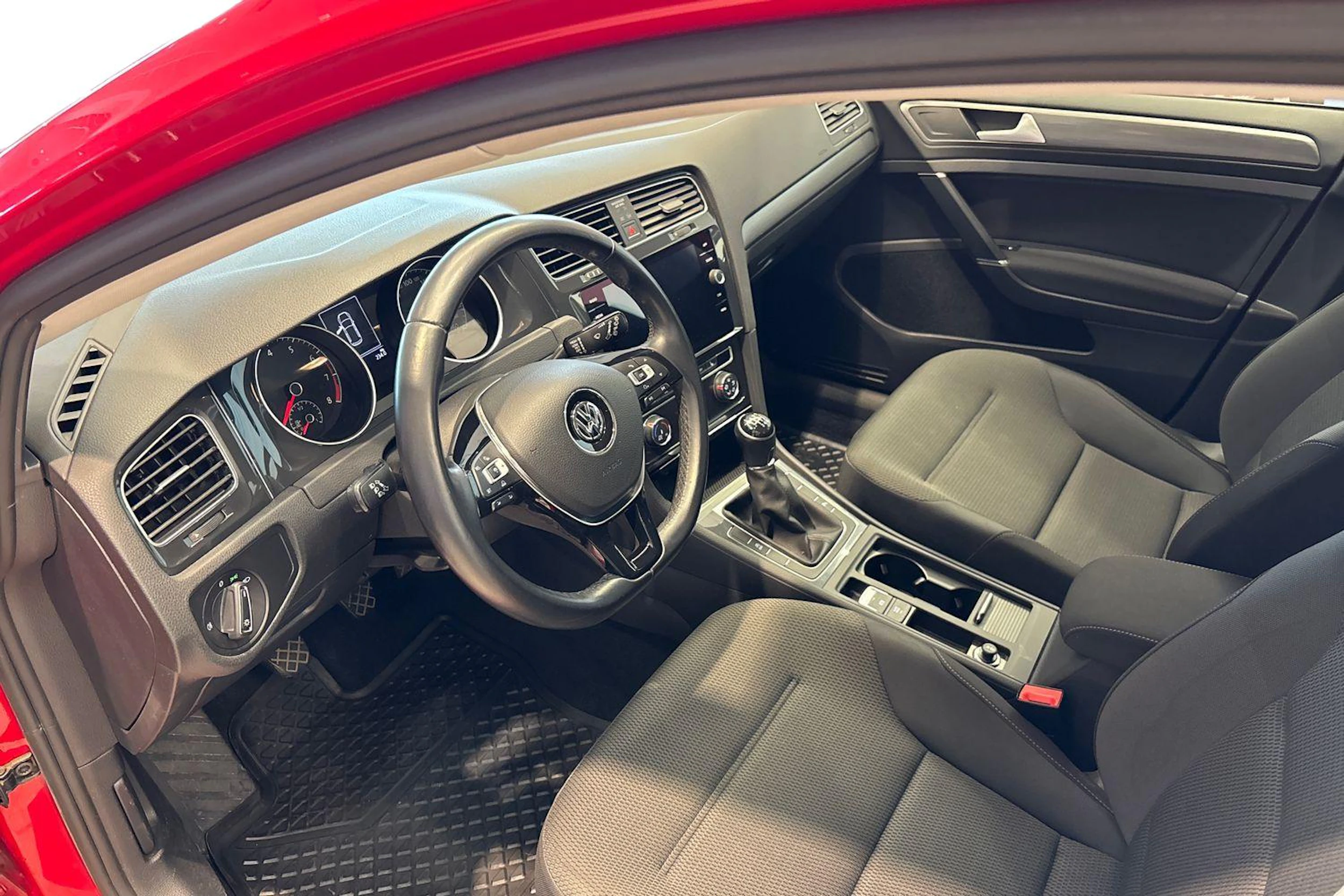 Punainen Volkswagen GOLF 2018 kuva 8.