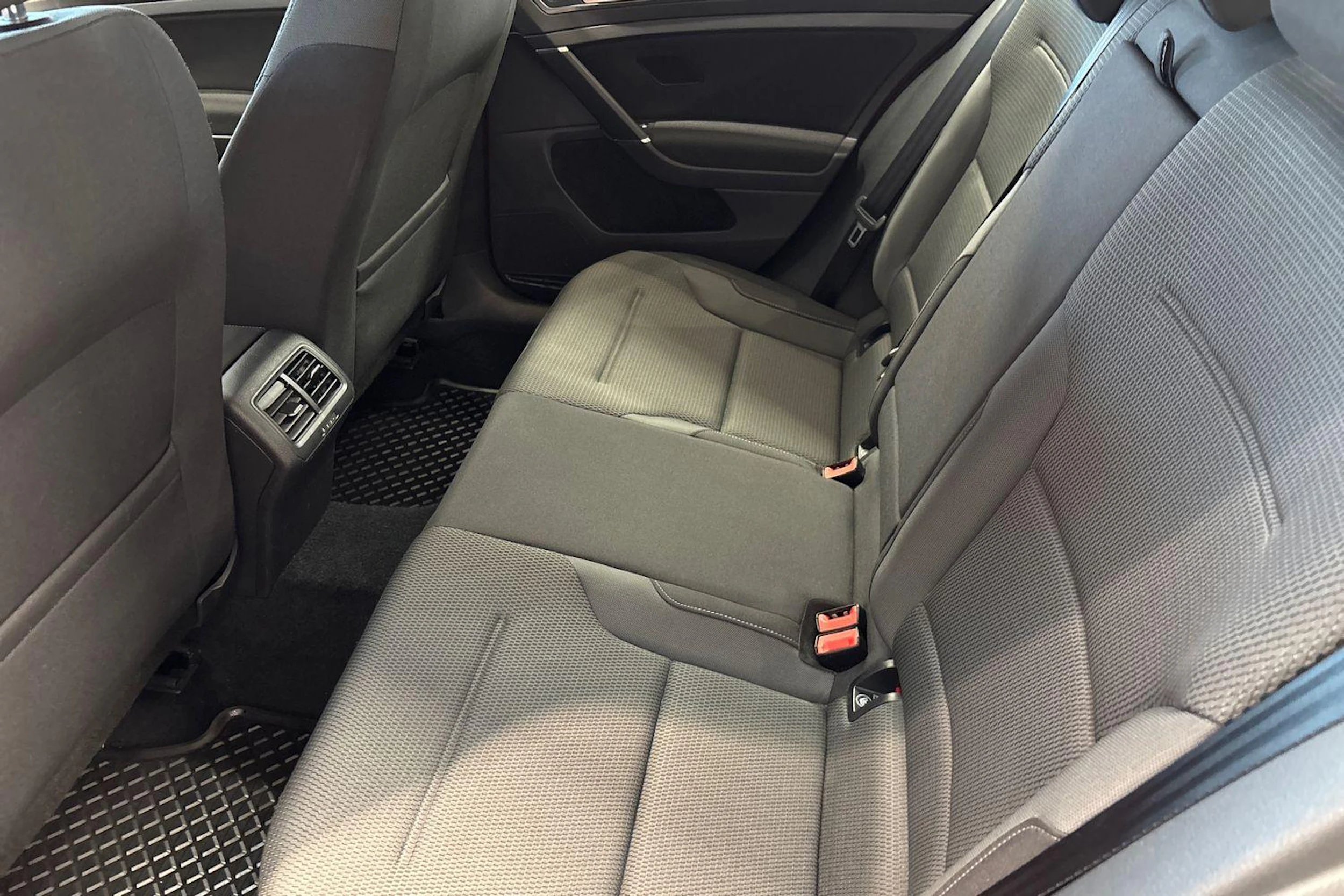 Punainen Volkswagen GOLF 2018 kuva 11.
