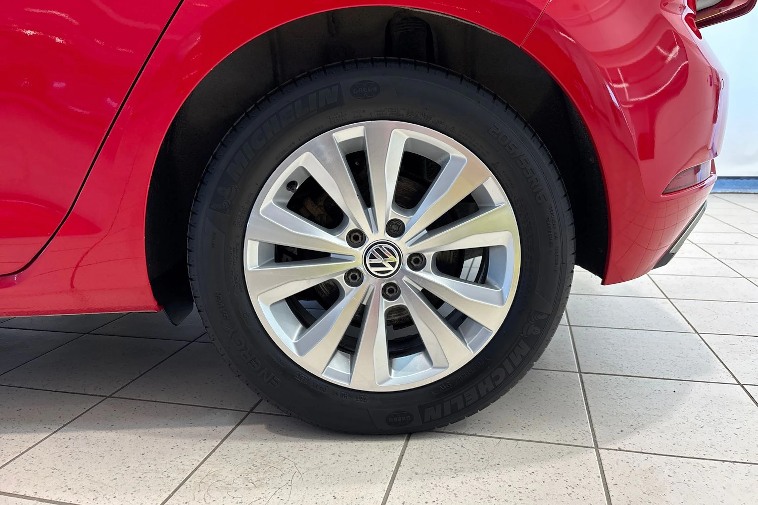 Punainen Volkswagen GOLF 2018 kuva 13.
