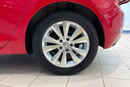 Punainen Volkswagen GOLF 2018 kuva 13.