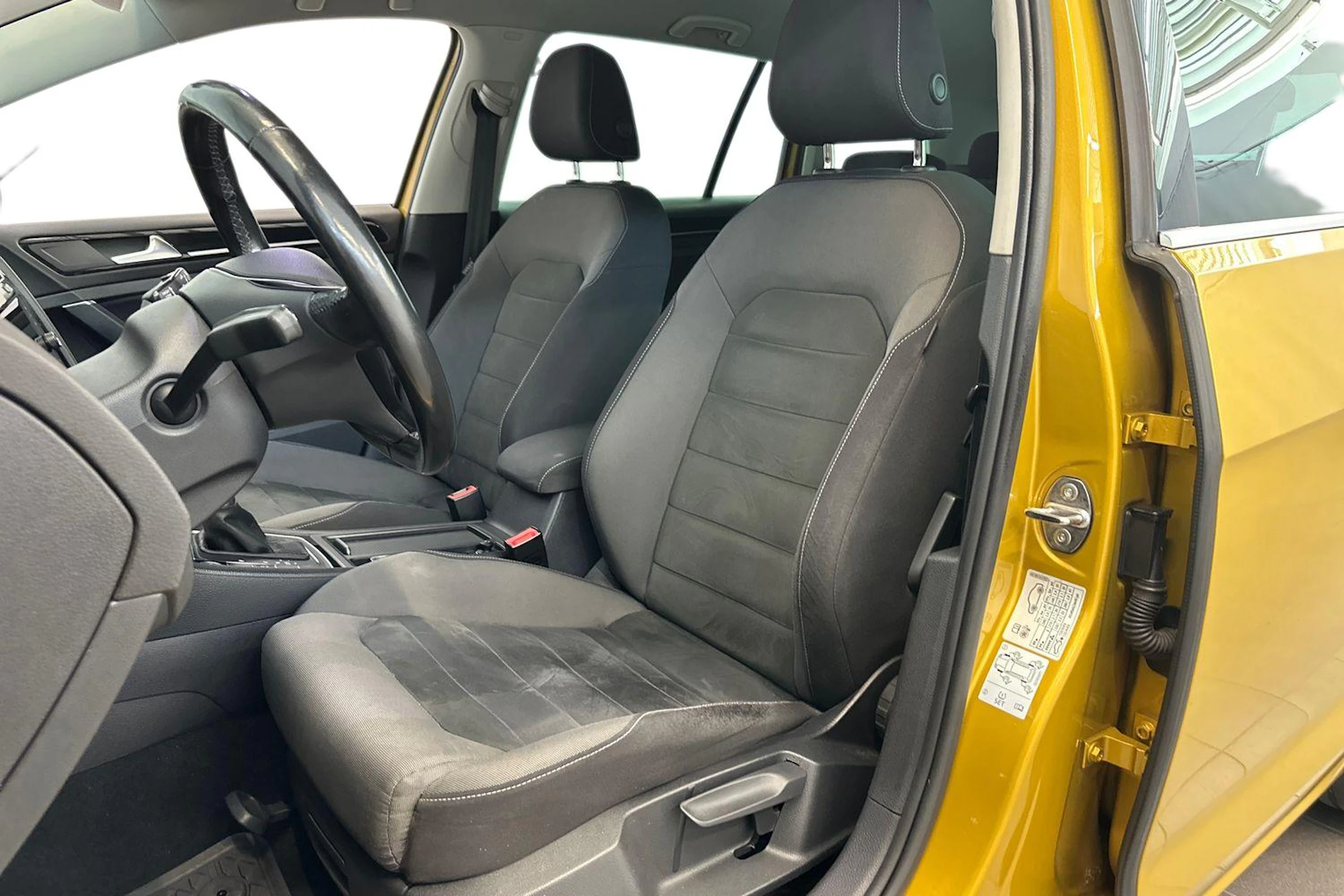 Keltainen Volkswagen GOLF 2018 kuva 7.