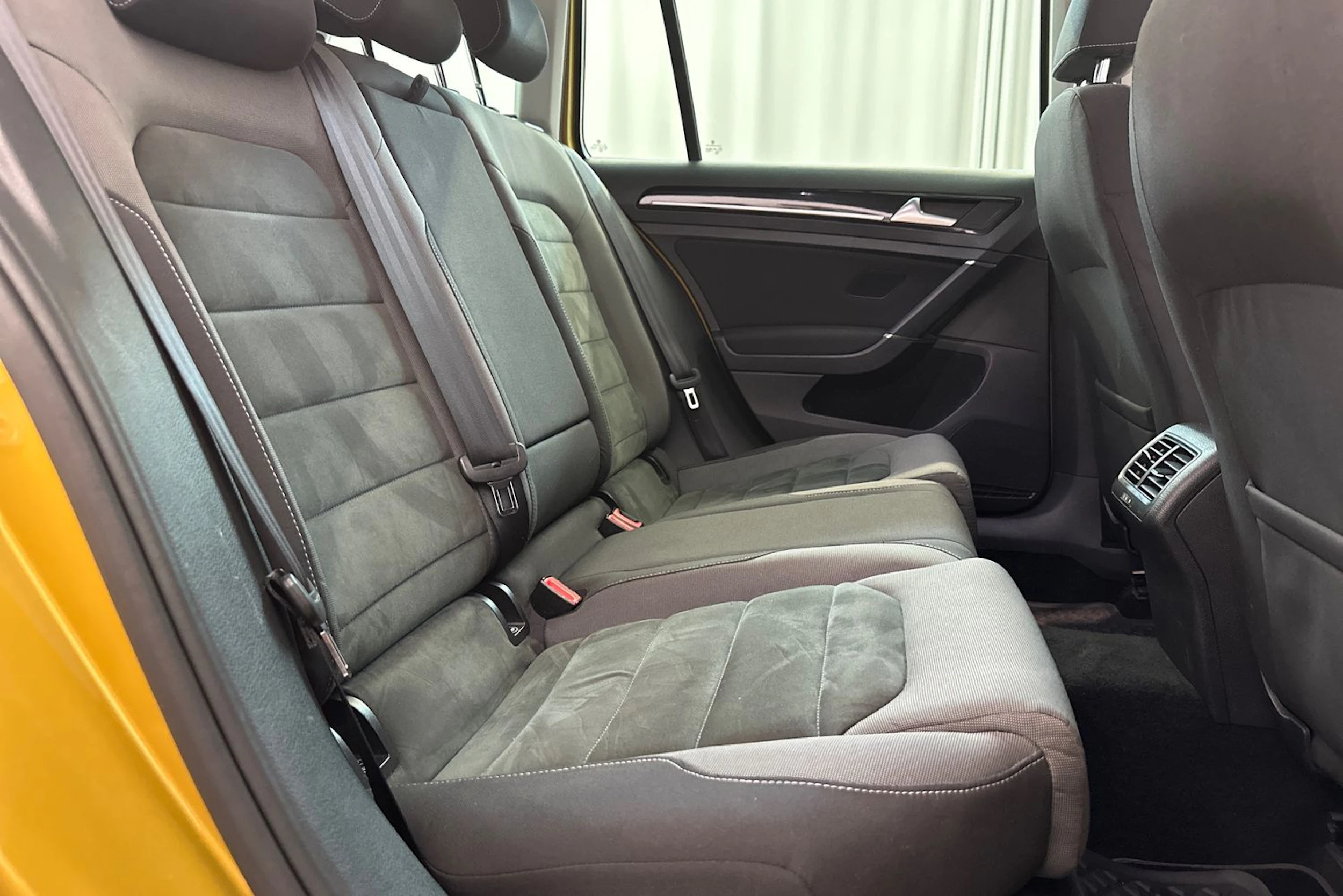 Keltainen Volkswagen GOLF 2018 kuva 10.