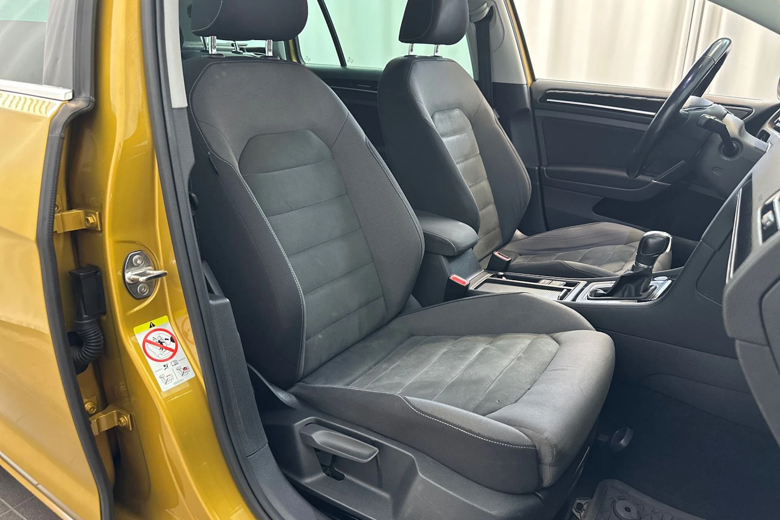 Keltainen Volkswagen GOLF 2018 kuva 11.