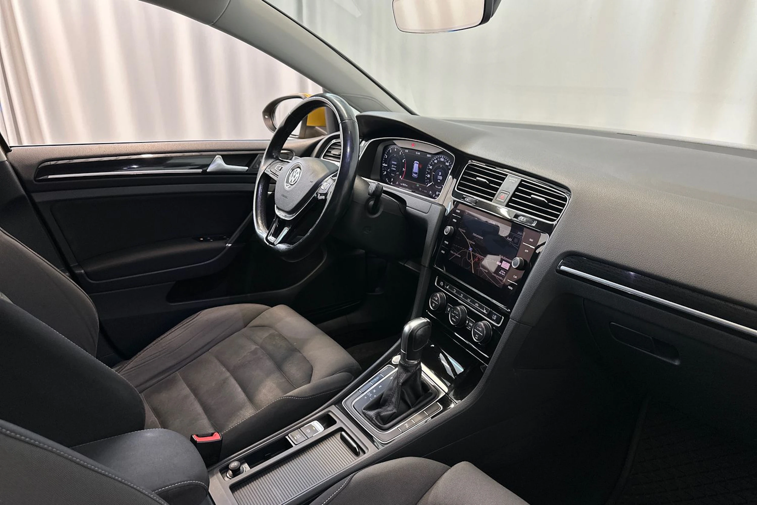 Keltainen Volkswagen GOLF 2018 kuva 12.