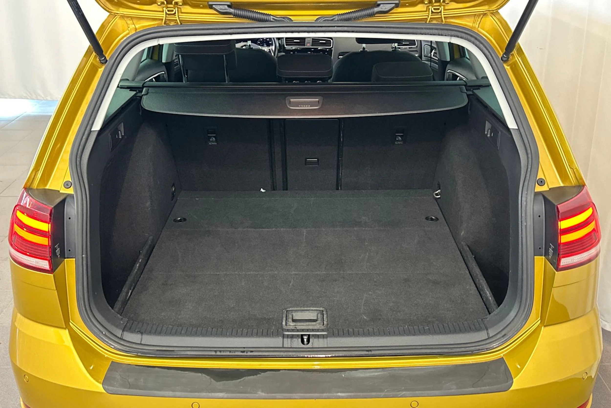 Keltainen Volkswagen GOLF 2018 kuva 13.