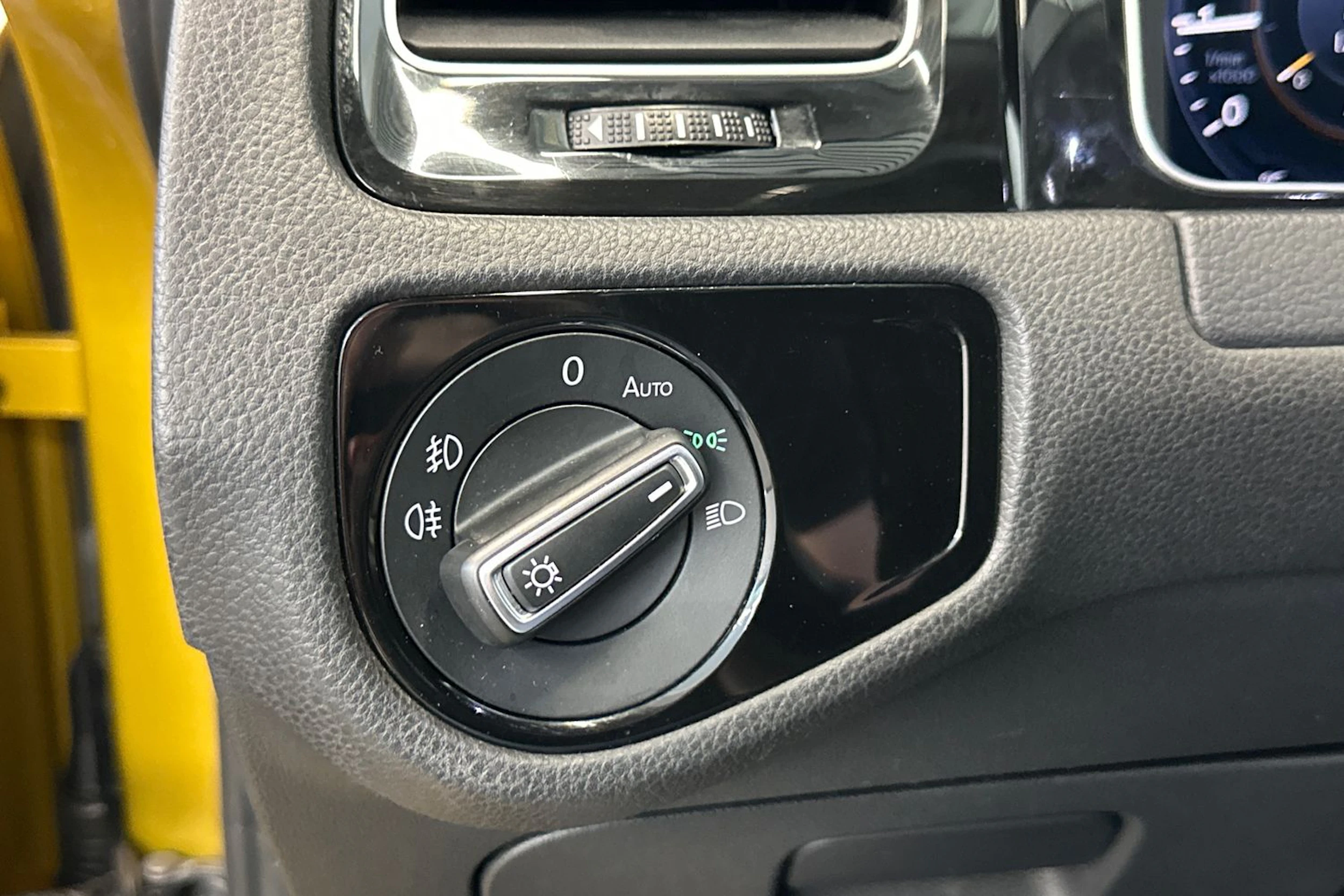 Keltainen Volkswagen GOLF 2018 kuva 15.