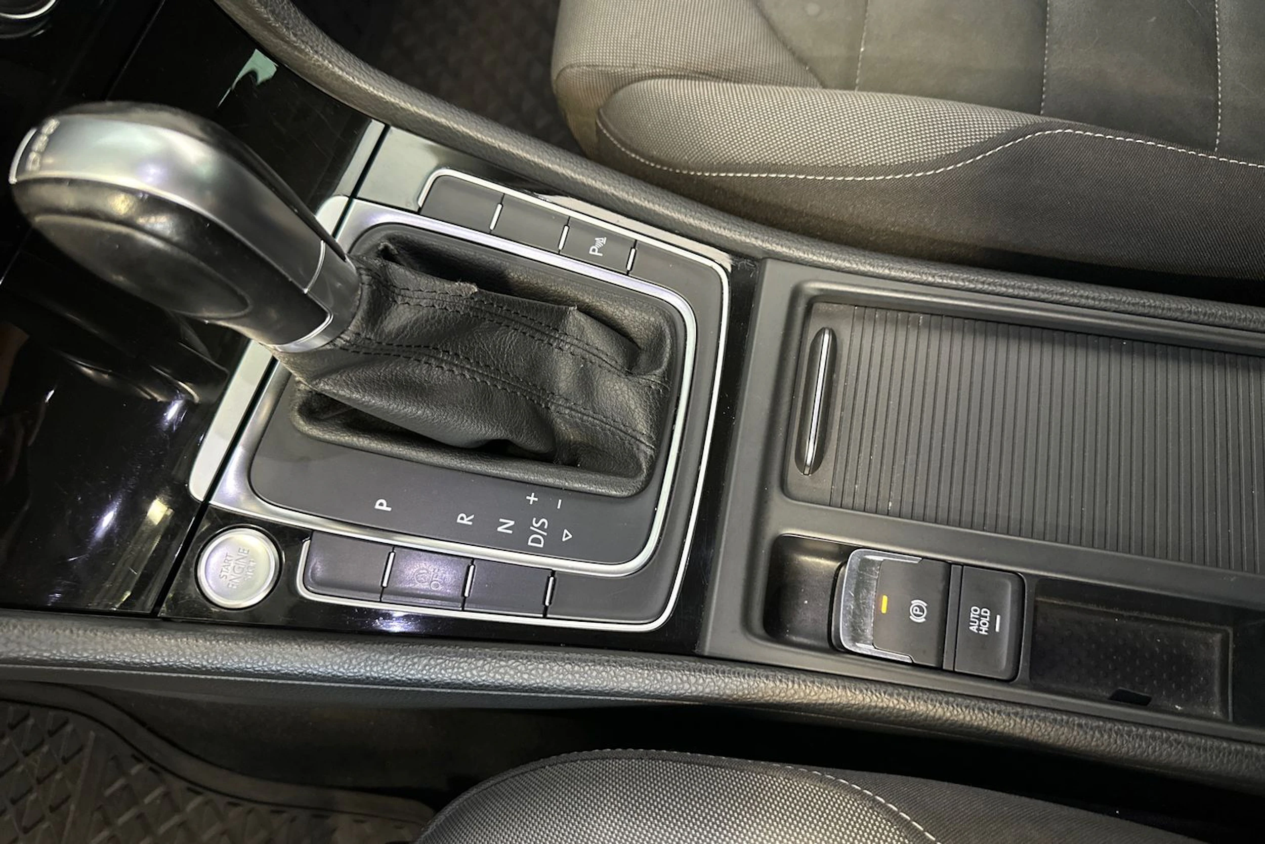 Keltainen Volkswagen GOLF 2018 kuva 19.