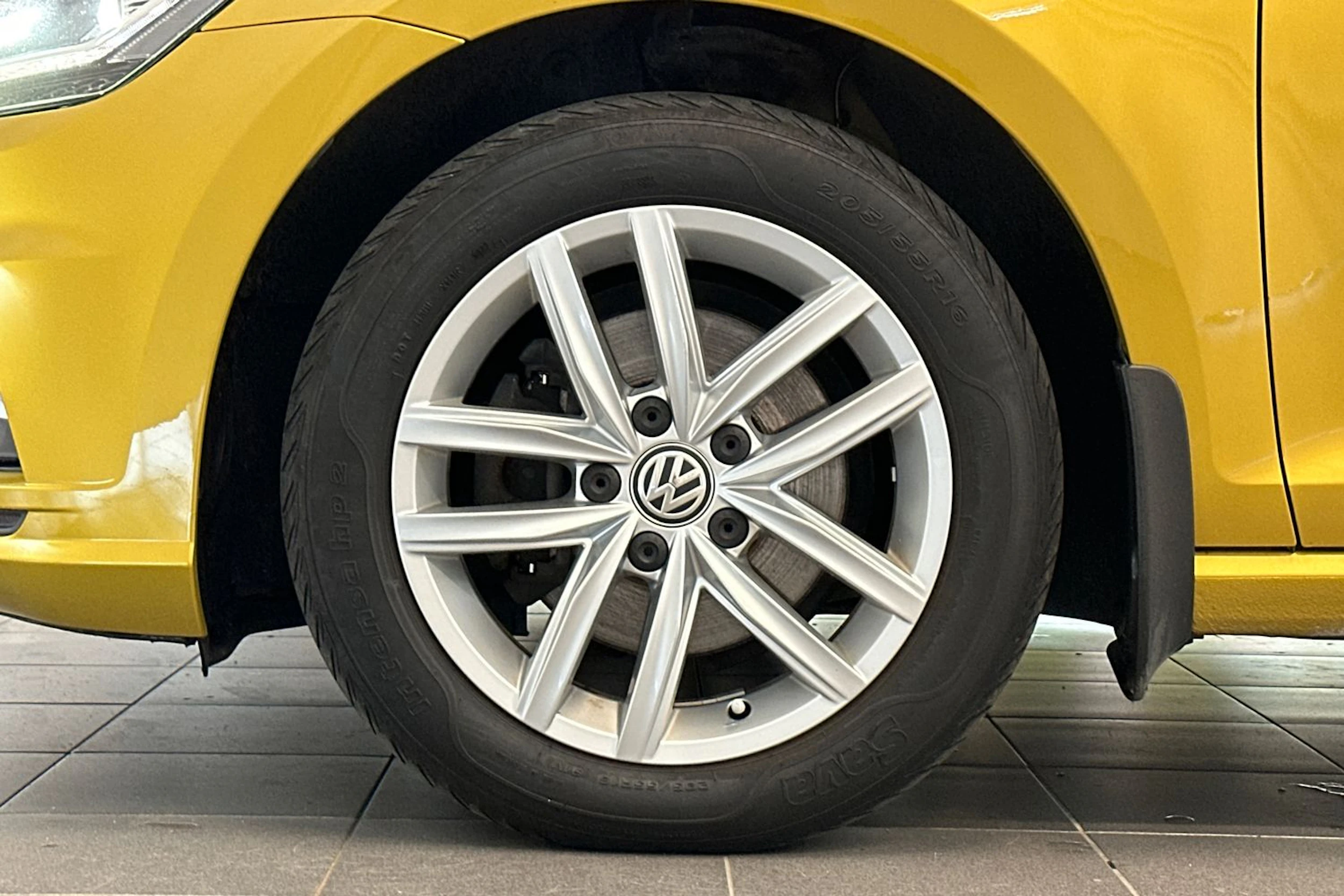 Keltainen Volkswagen GOLF 2018 kuva 26.