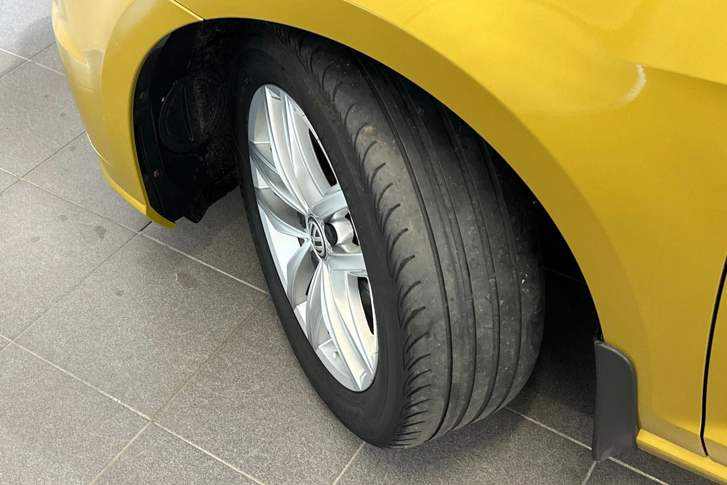 Keltainen Volkswagen GOLF 2018 kuva 27.