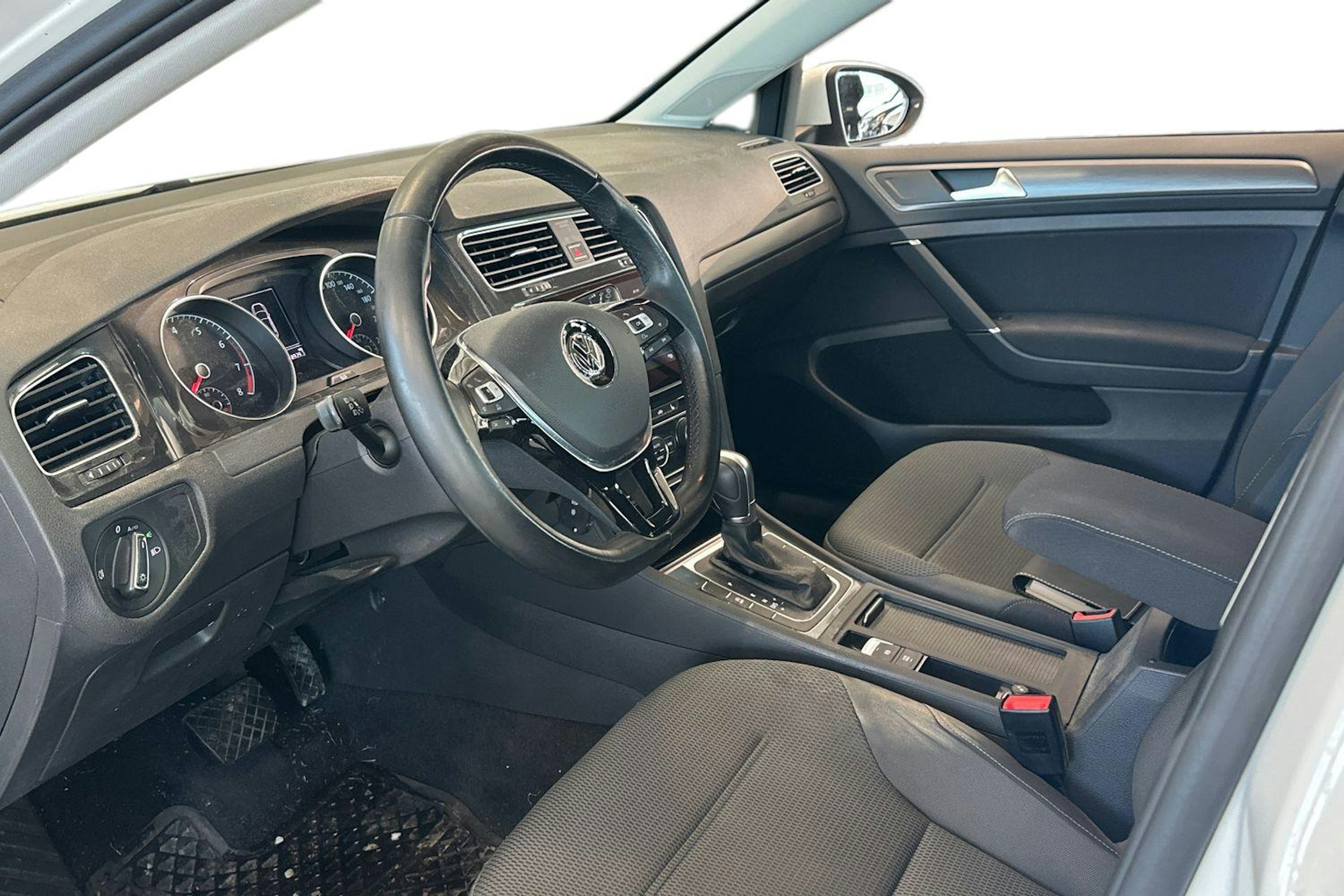 valkoinen Volkswagen Golf 2018 kuva 3.