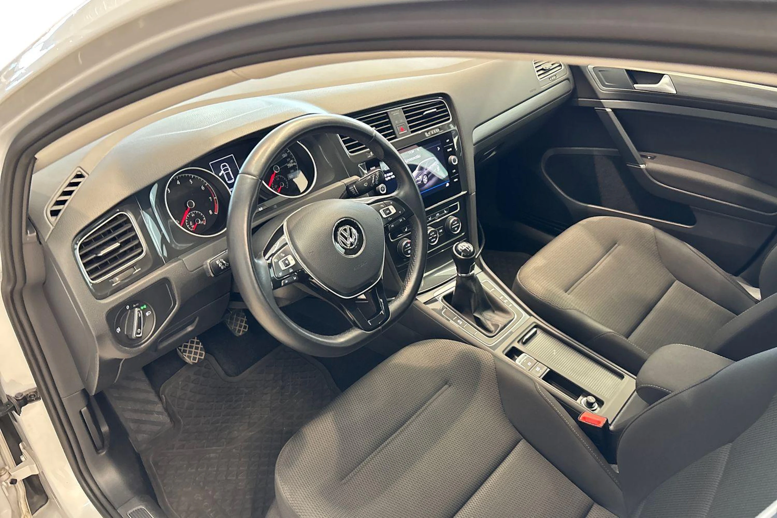 Valkoinen Volkswagen GOLF 2018 kuva 8.