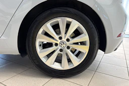 Valkoinen Volkswagen GOLF 2018 kuva 13.