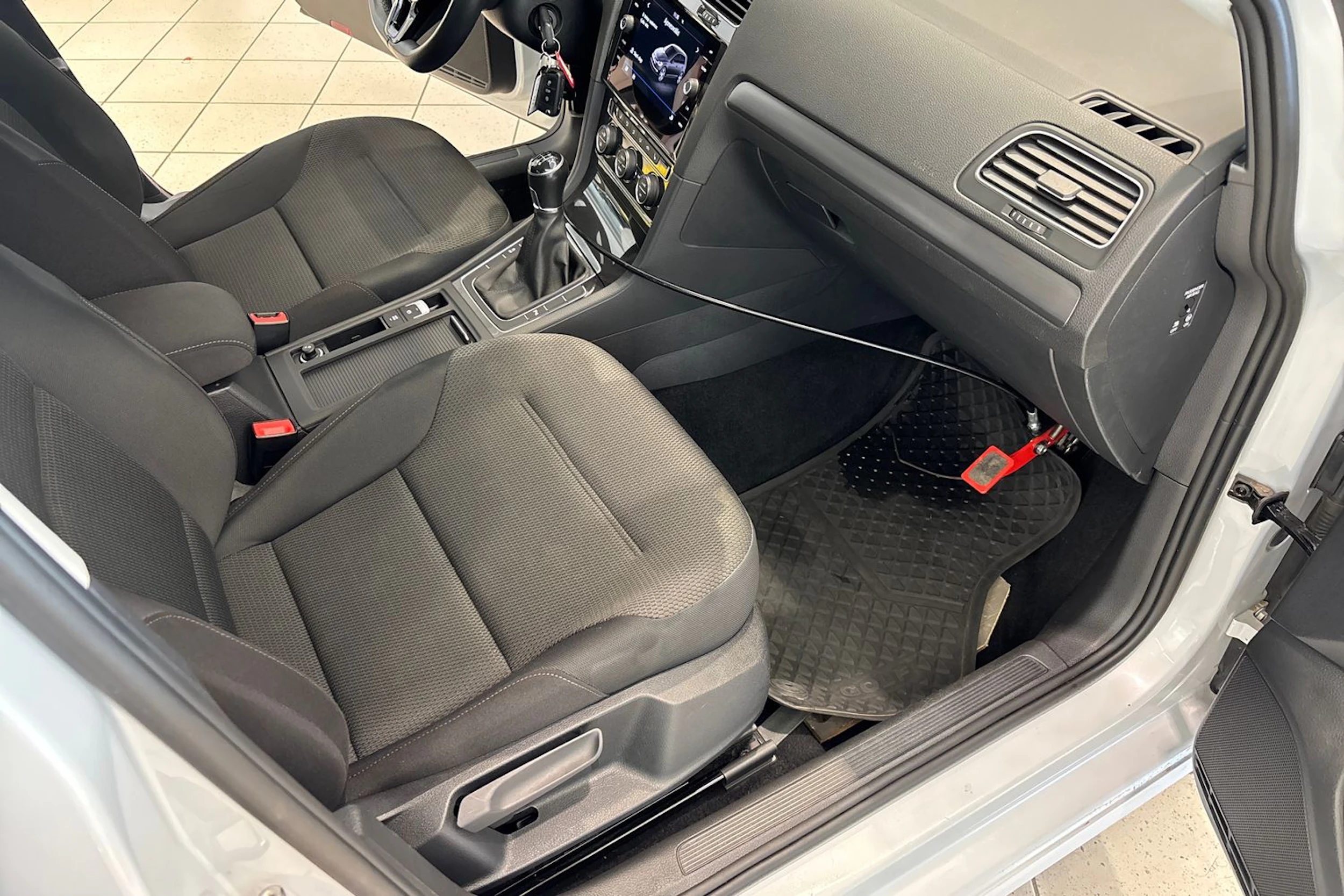 Valkoinen Volkswagen GOLF 2018 kuva 15.