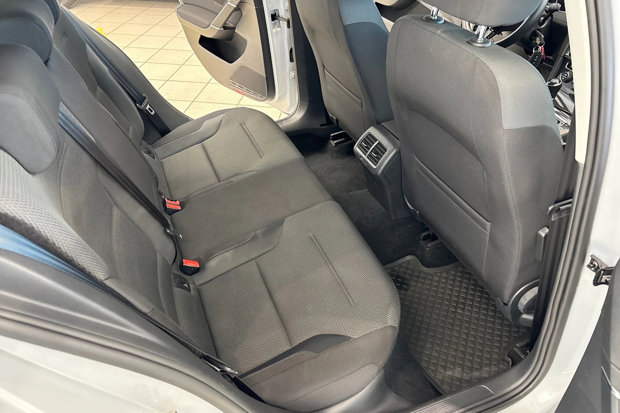 Valkoinen Volkswagen GOLF 2018 kuva 16.
