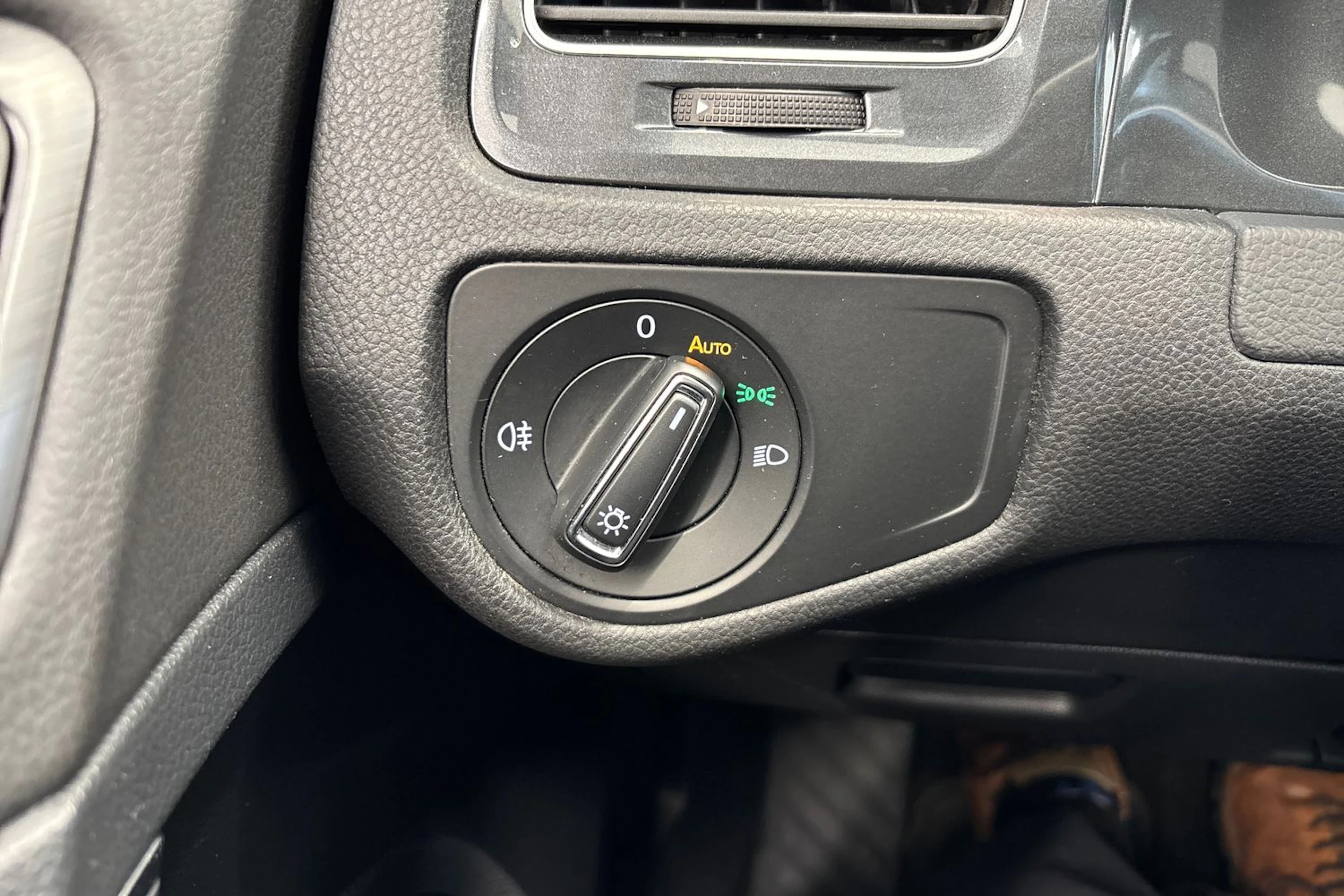Valkoinen Volkswagen GOLF 2018 kuva 28.