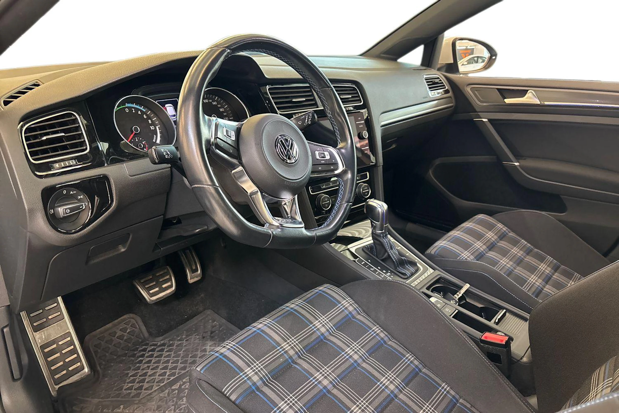 Valkoinen Volkswagen GOLF 2018 kuva 3.