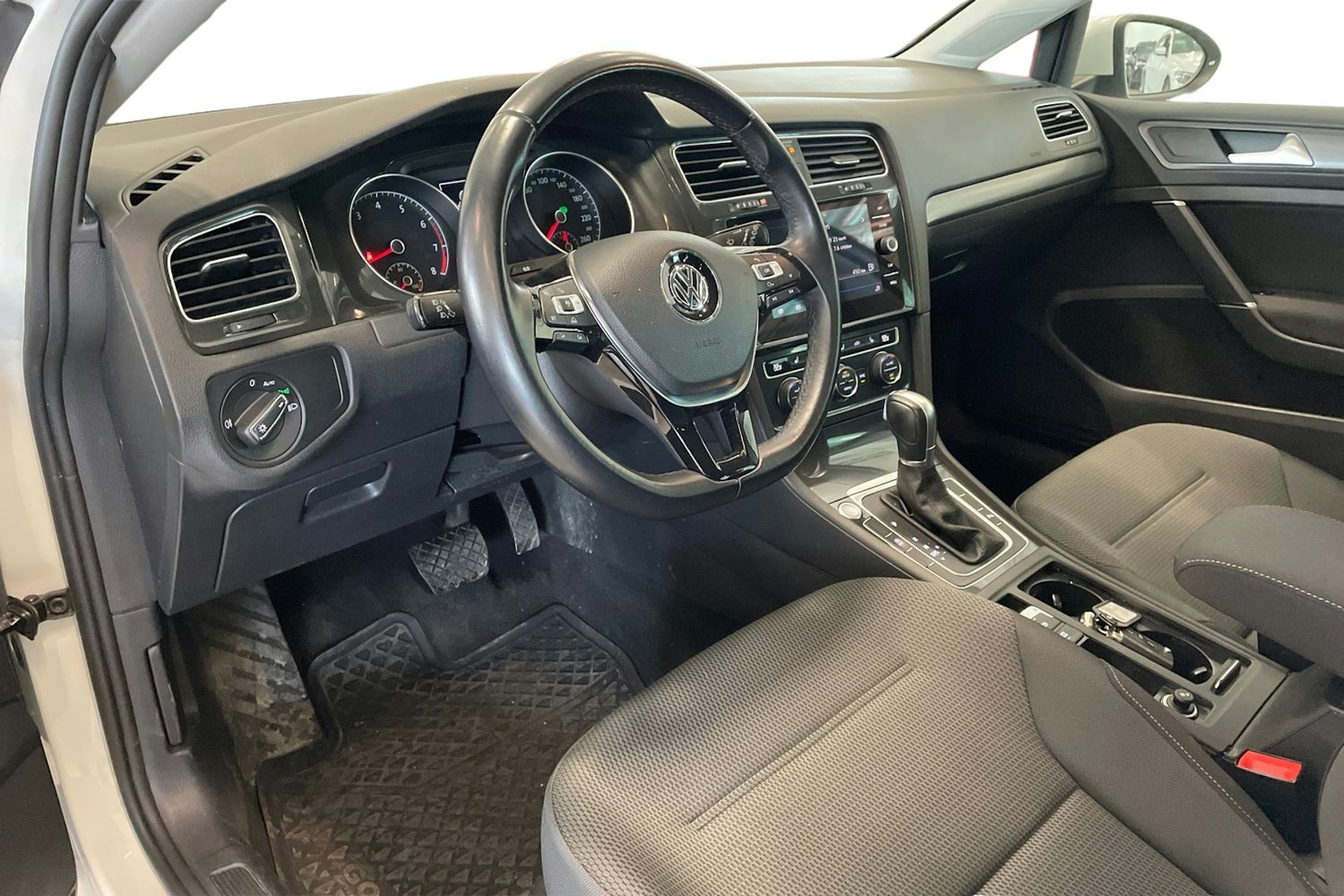 valkoinen Volkswagen Golf 2018 kuva 7.