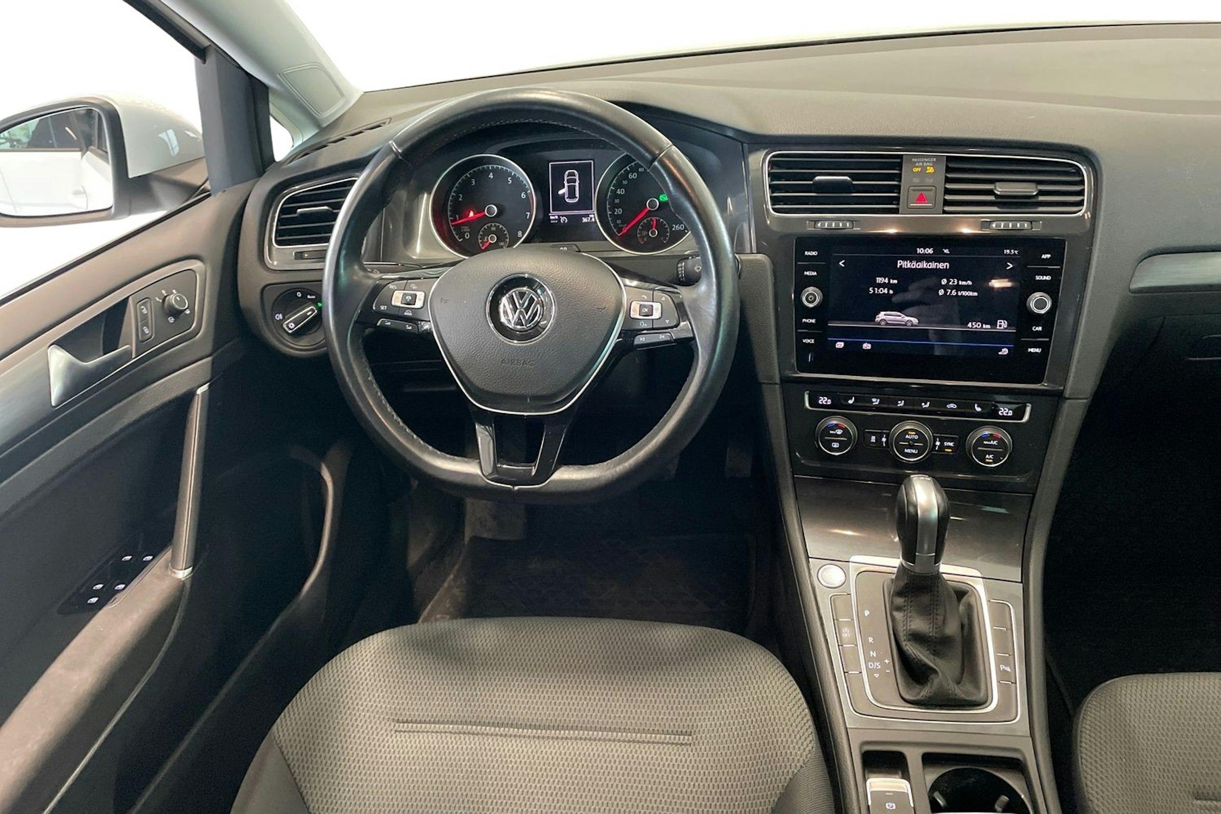 valkoinen Volkswagen Golf 2018 kuva 9.