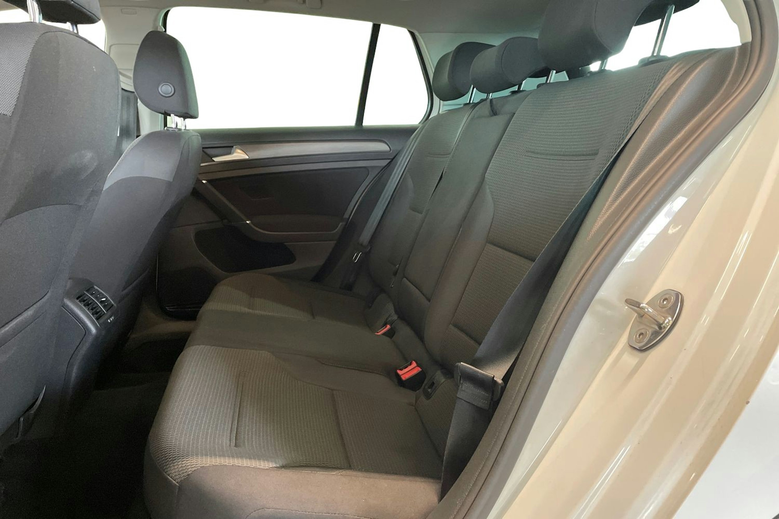 valkoinen Volkswagen Golf 2018 kuva 10.