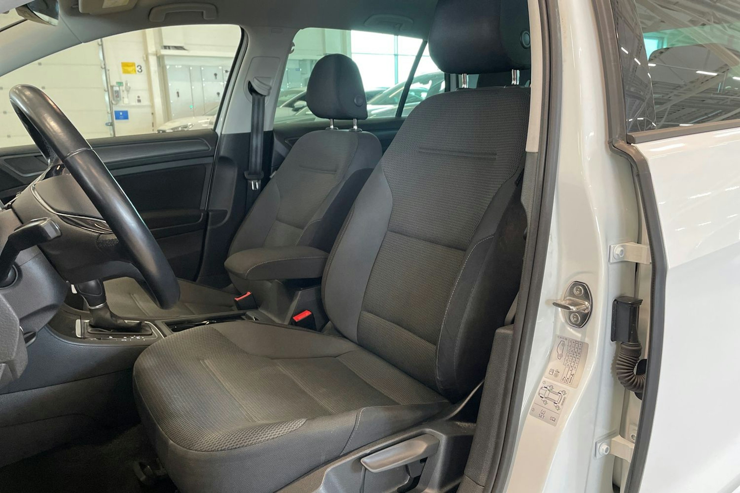 valkoinen Volkswagen Golf 2018 kuva 14.