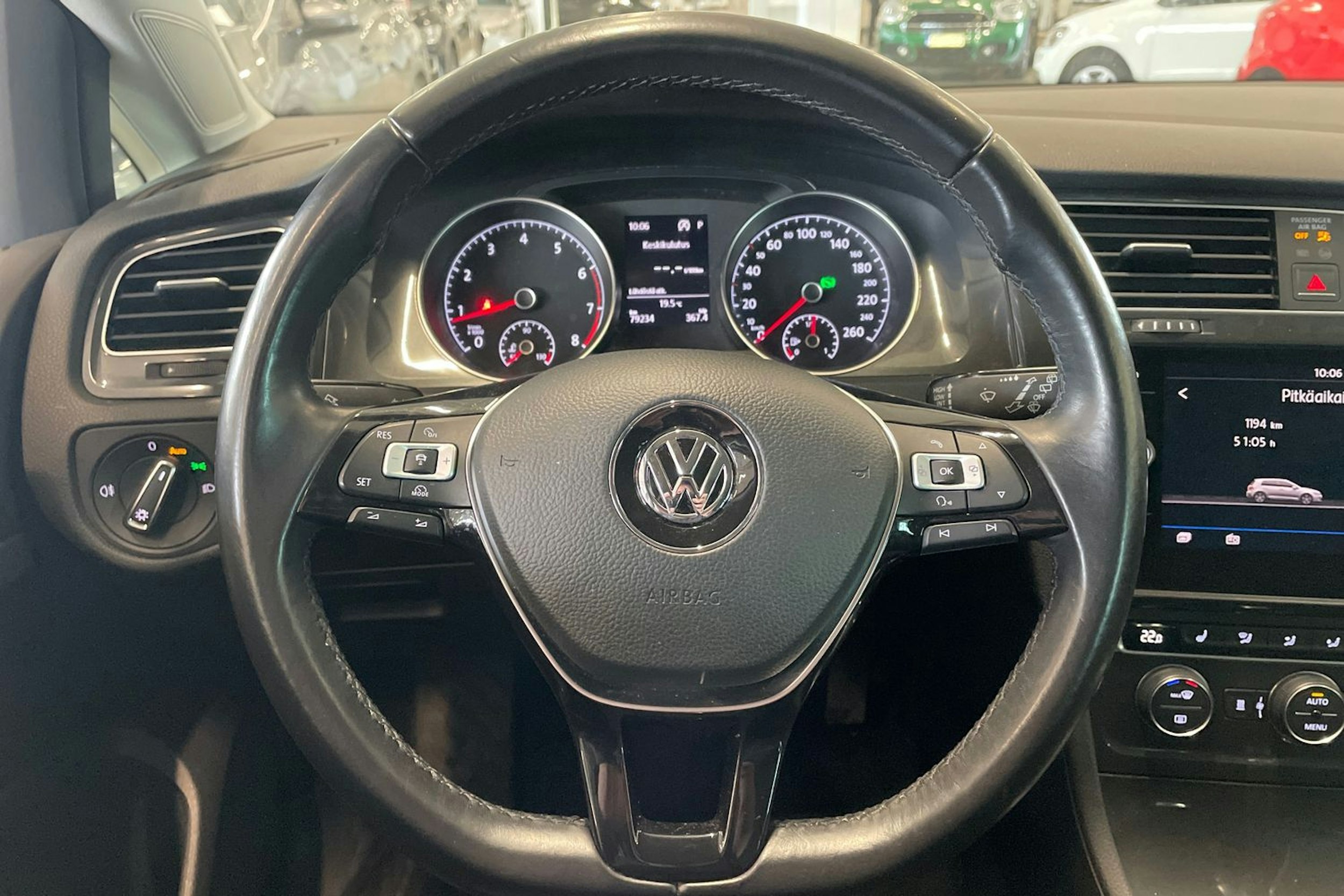 valkoinen Volkswagen Golf 2018 kuva 15.