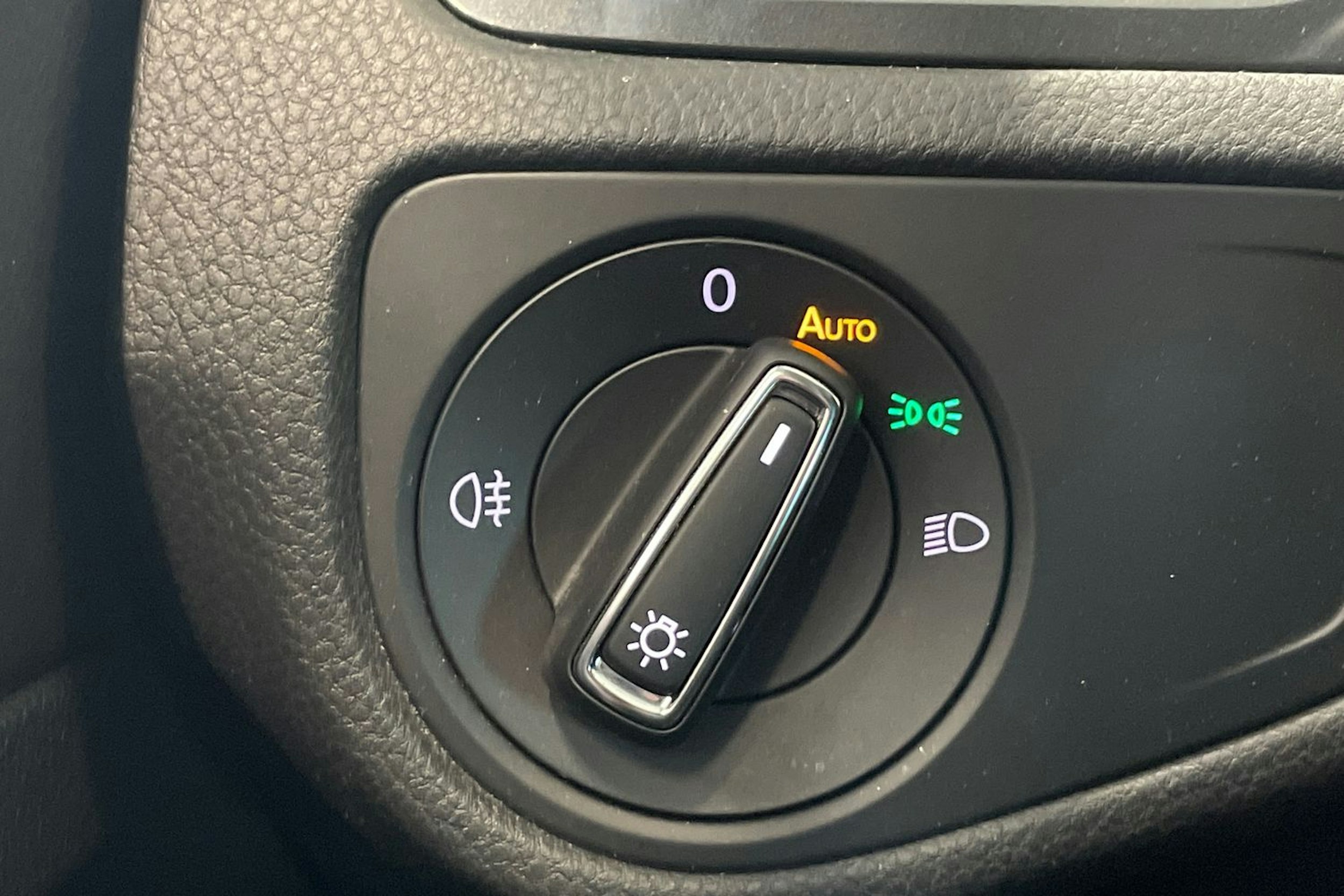valkoinen Volkswagen Golf 2018 kuva 19.