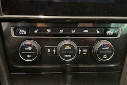 valkoinen Volkswagen Golf 2018 kuva 29.