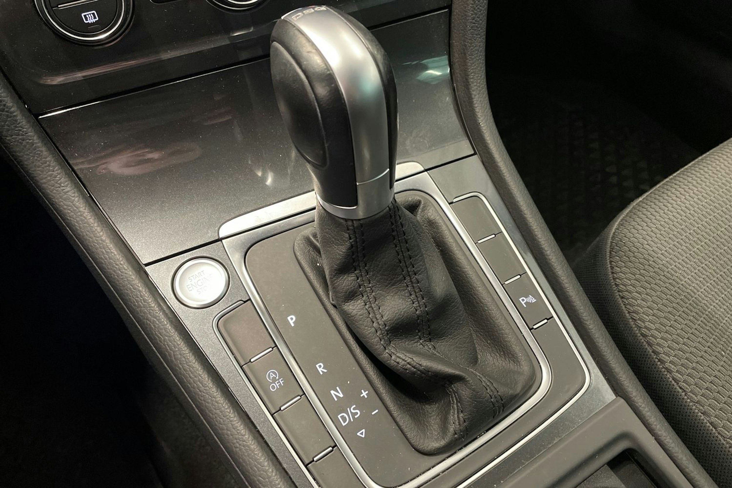 valkoinen Volkswagen Golf 2018 kuva 30.