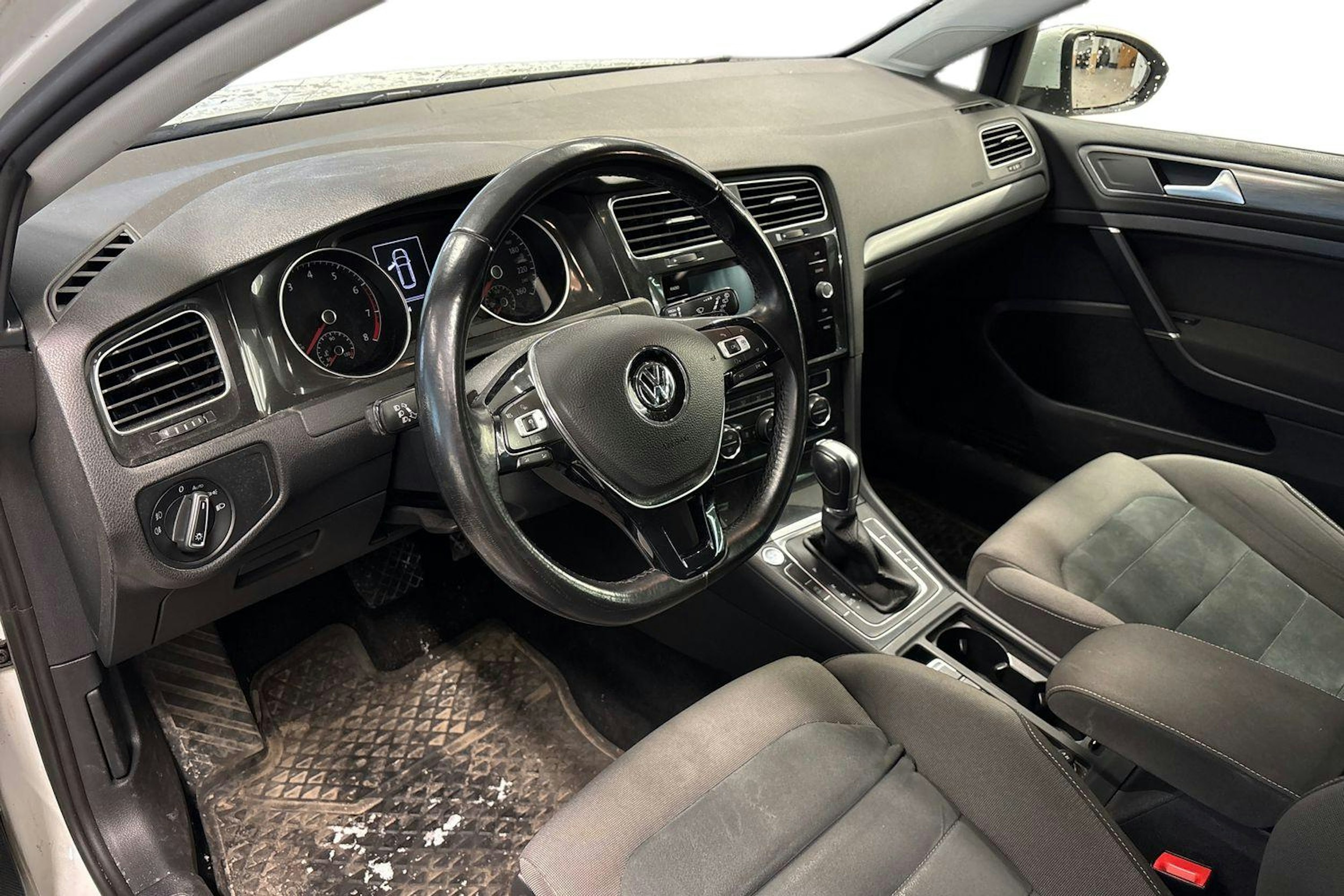 valkoinen Volkswagen Golf 2018 kuva 3.