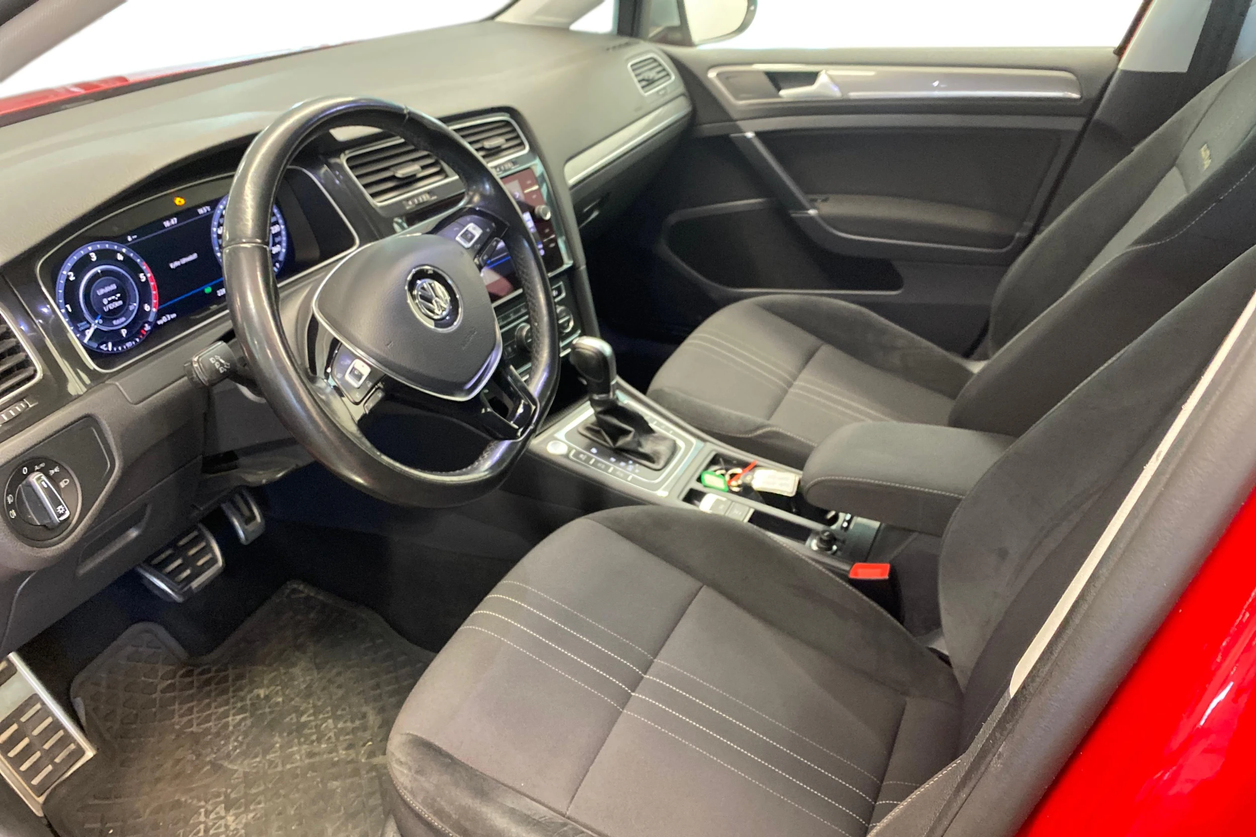Punainen Volkswagen GOLF 2018 kuva 6.