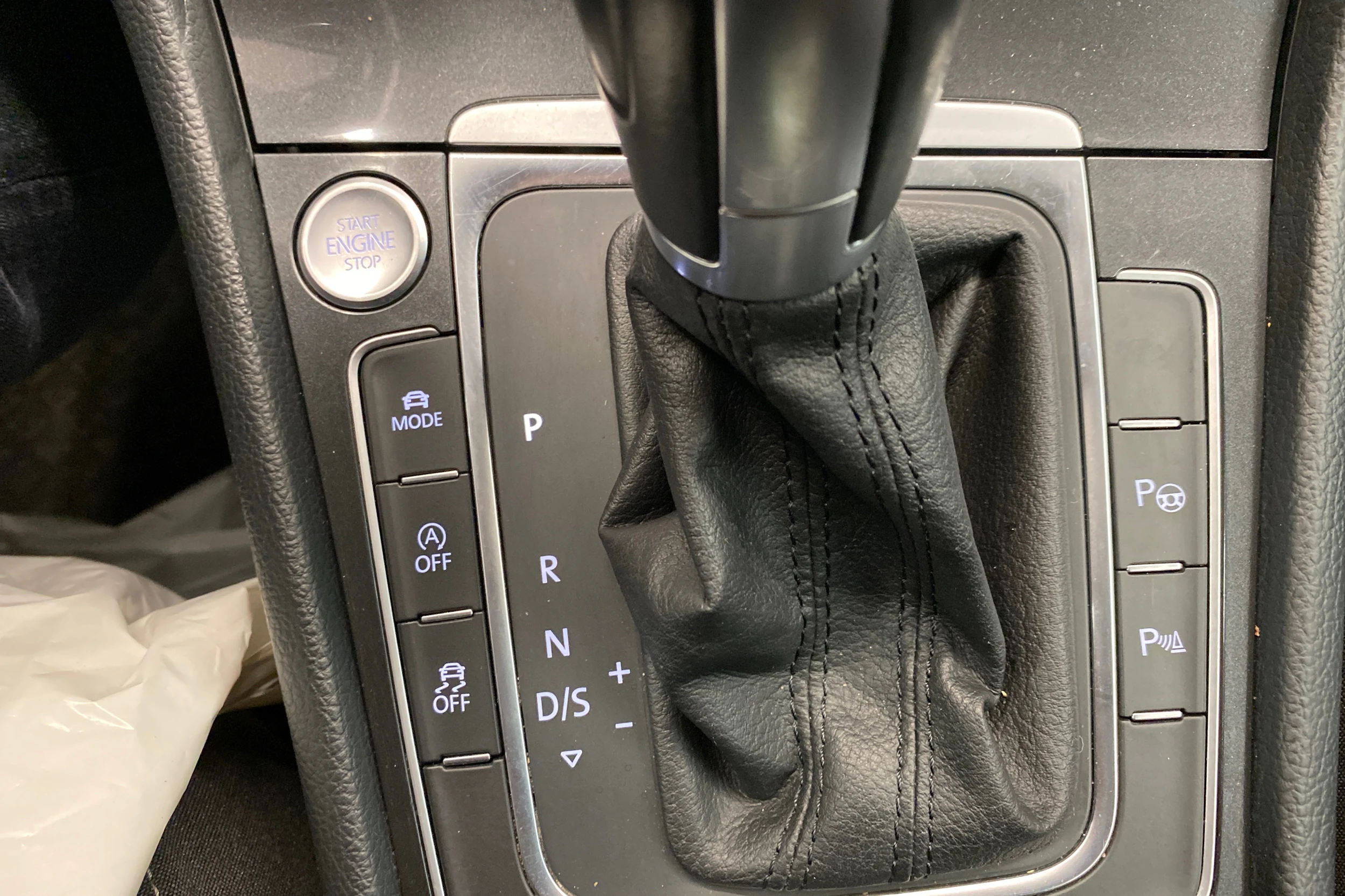 Punainen Volkswagen GOLF 2018 kuva 16.