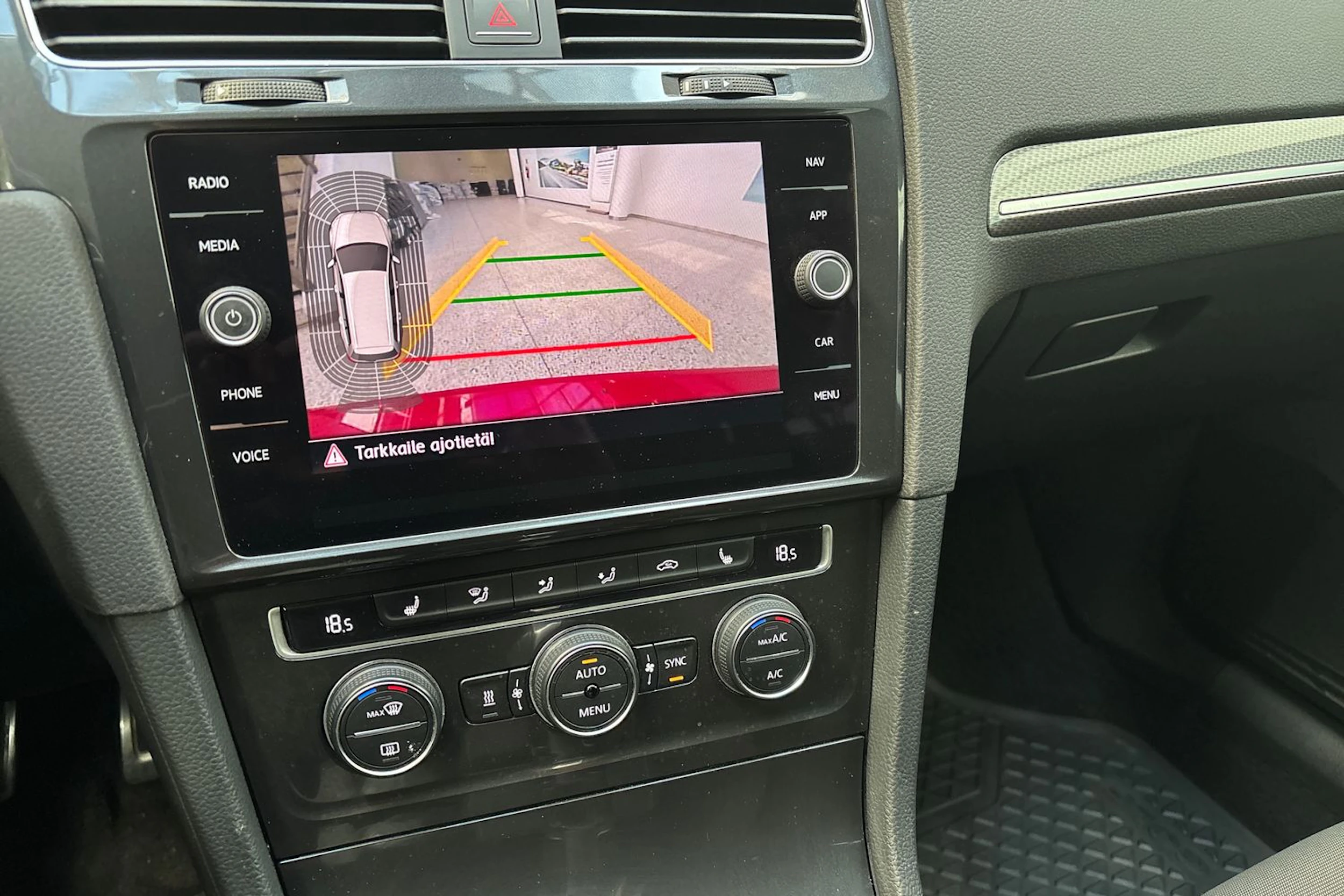 punainen Volkswagen Golf 2018 kuva 21.
