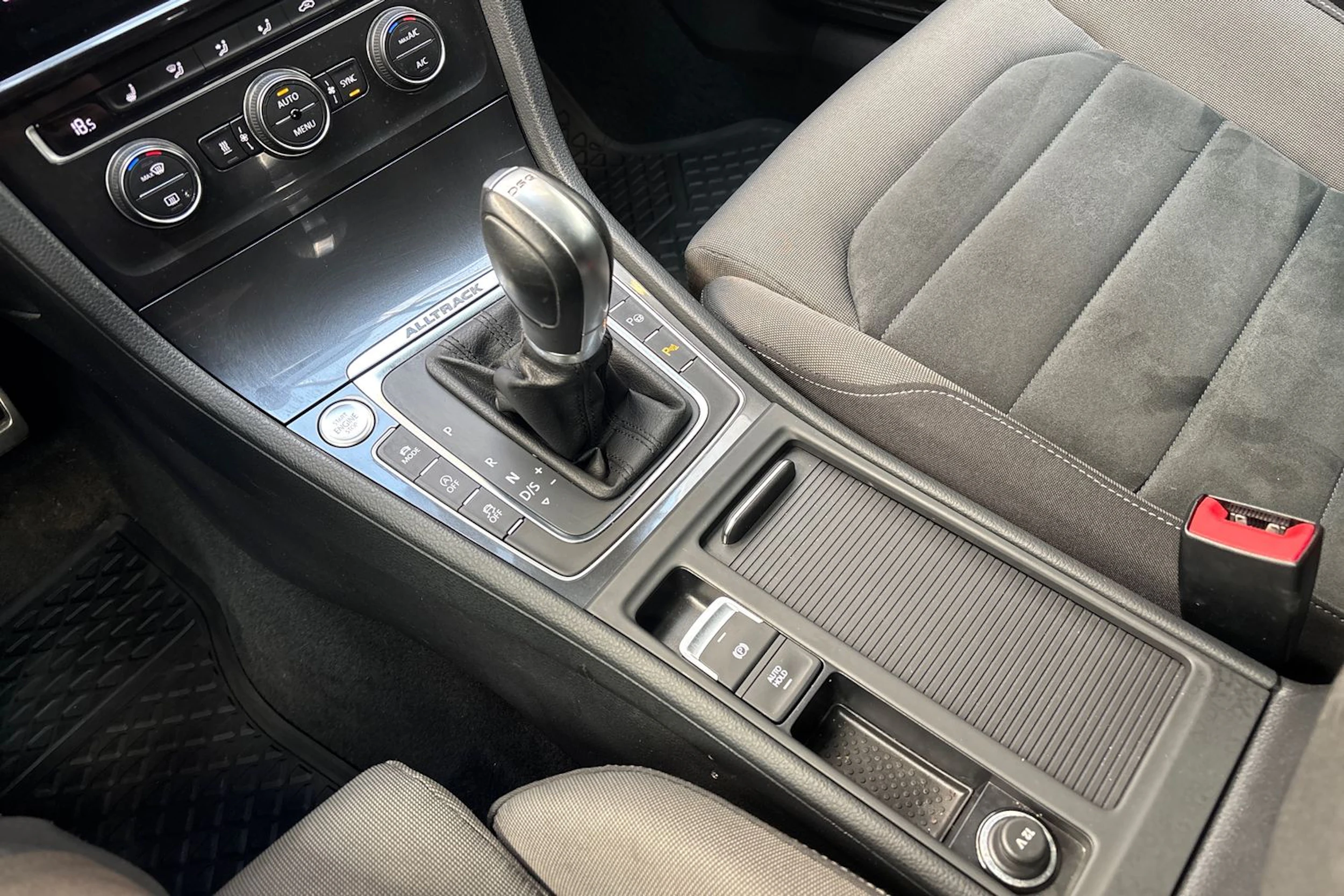 punainen Volkswagen Golf 2018 kuva 22.