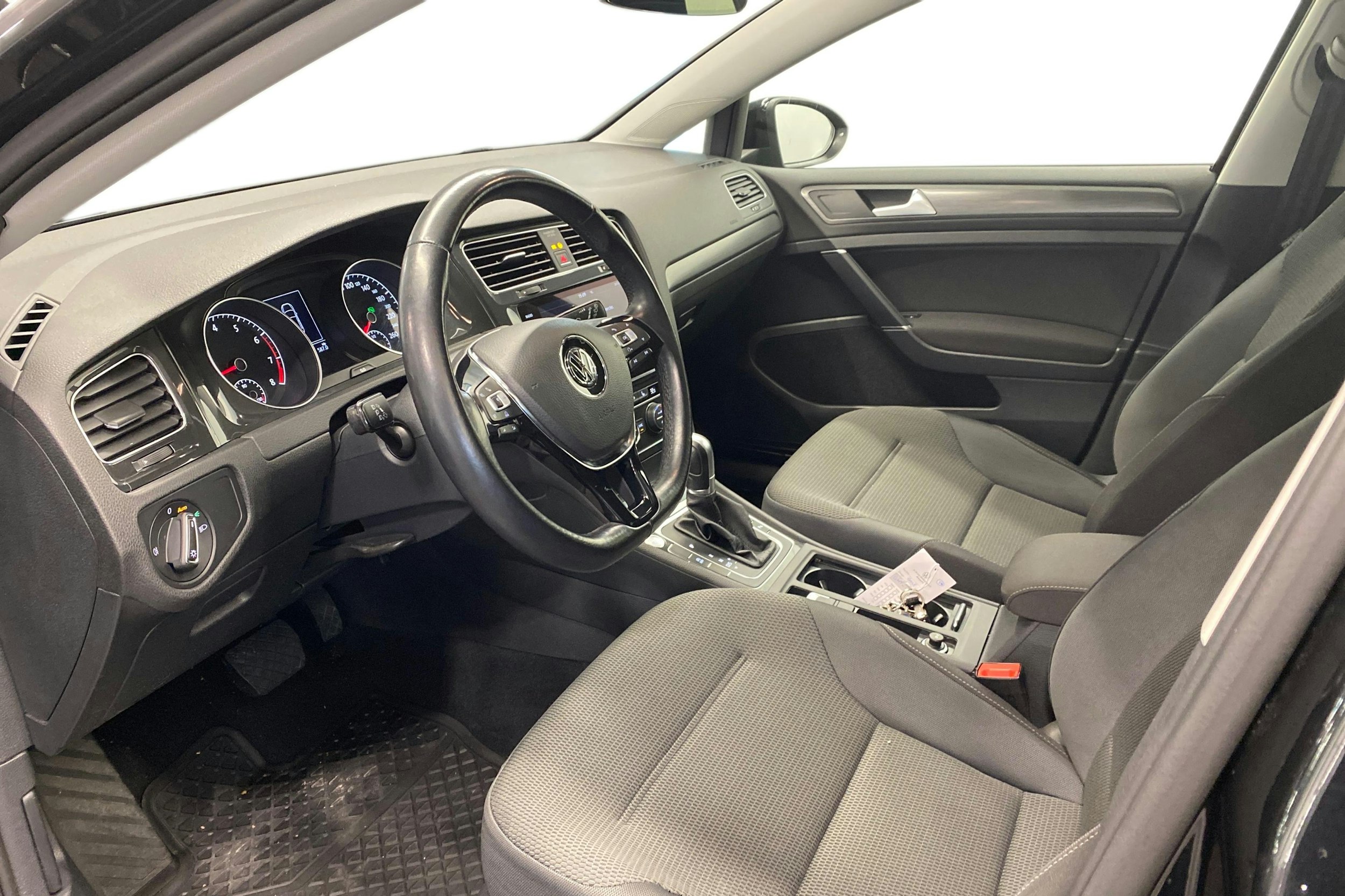 musta Volkswagen Golf 2018 kuva 7.