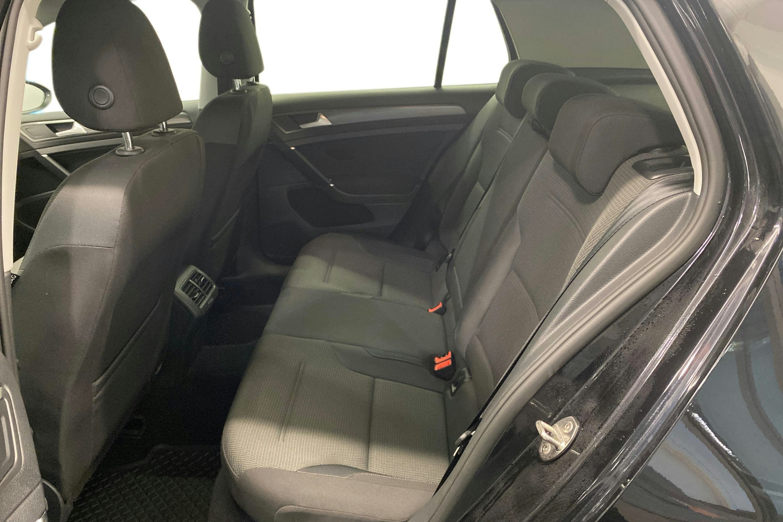 musta Volkswagen Golf 2018 kuva 10.