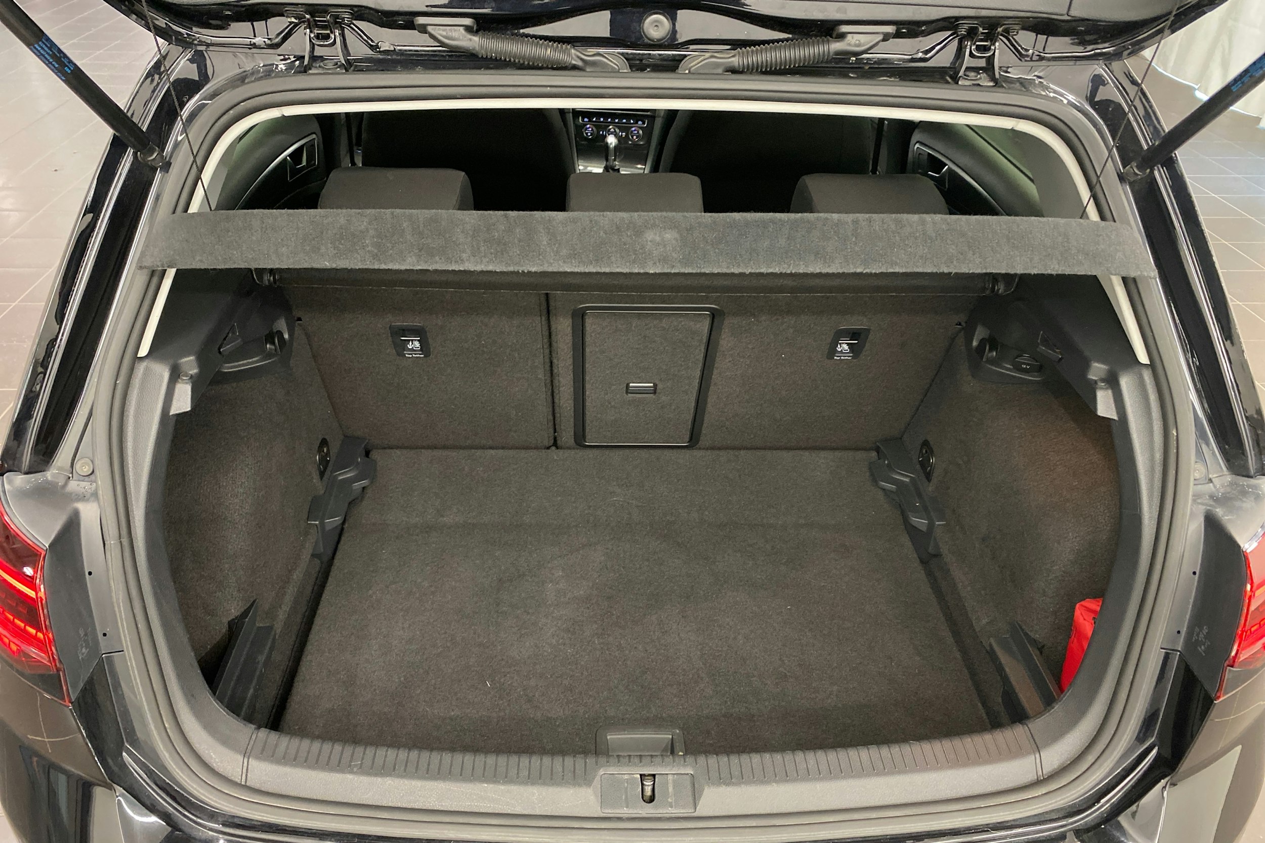 musta Volkswagen Golf 2018 kuva 14.