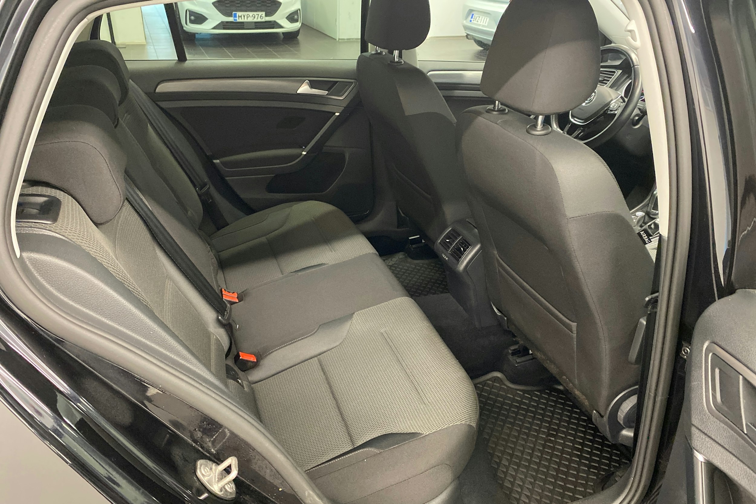 musta Volkswagen Golf 2018 kuva 15.