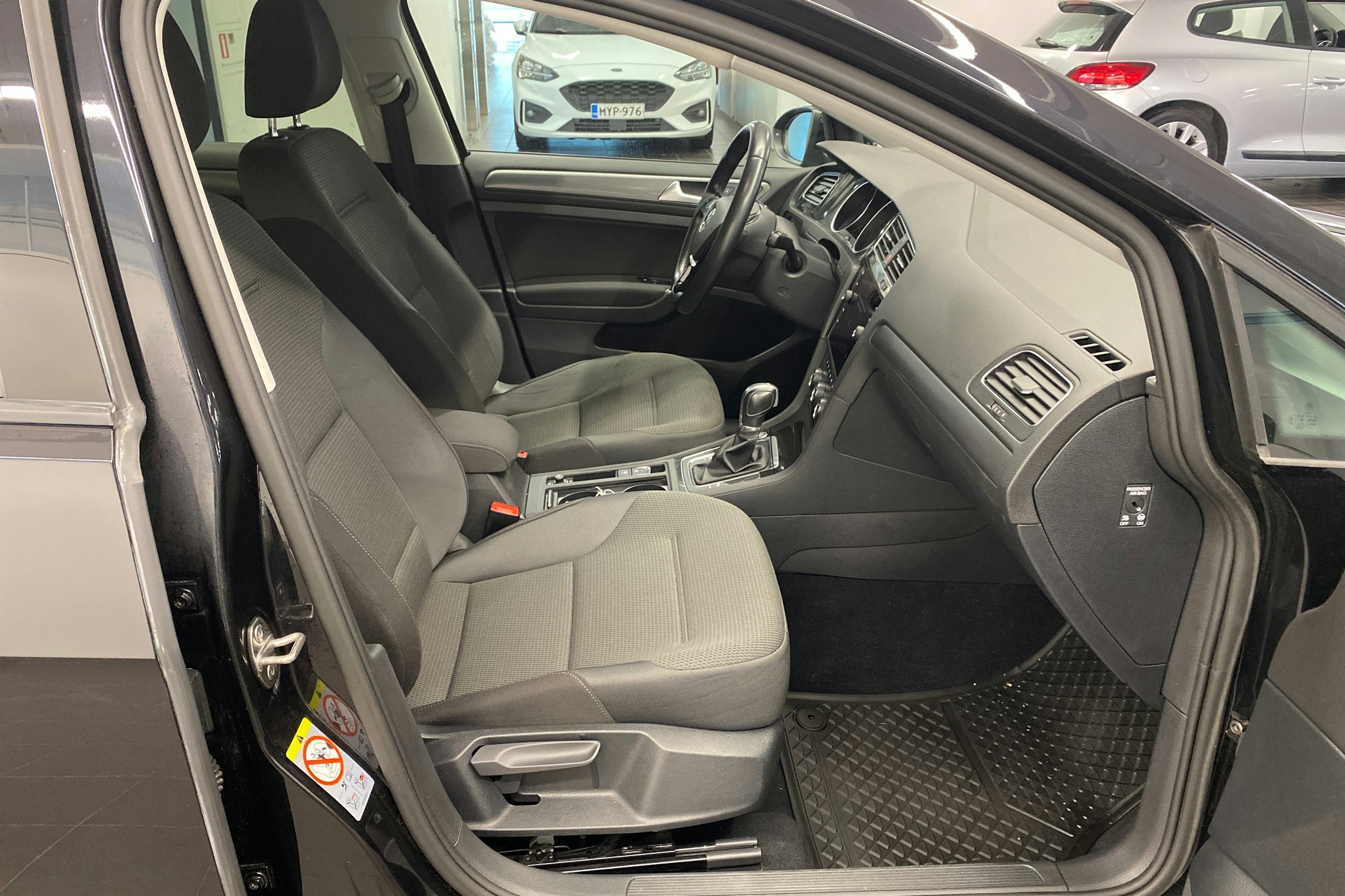 musta Volkswagen Golf 2018 kuva 16.