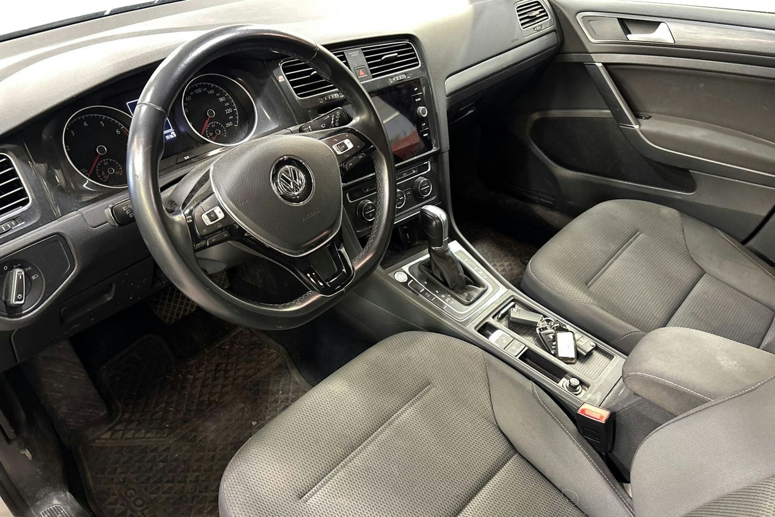 valkoinen Volkswagen Golf 2018 kuva 3.