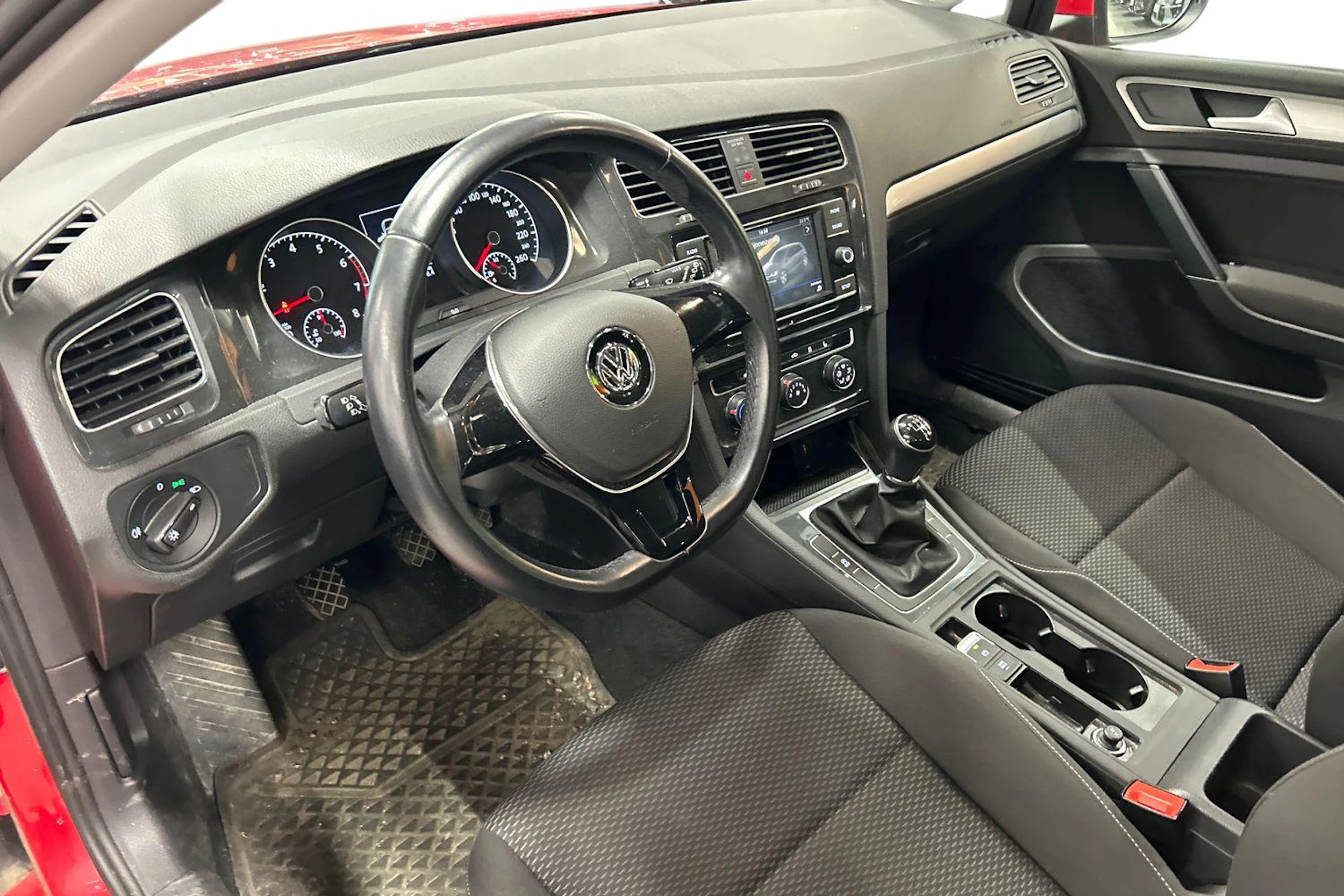 punainen Volkswagen Golf 2018 kuva 3.