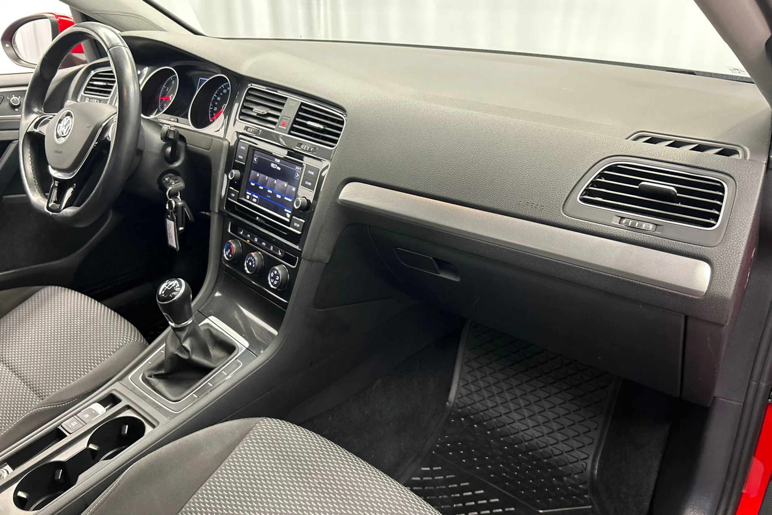 punainen Volkswagen Golf 2018 kuva 12.