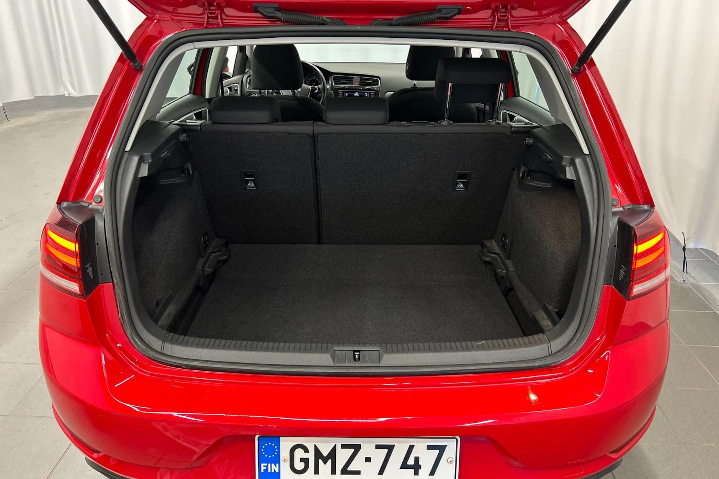 punainen Volkswagen Golf 2018 kuva 13.